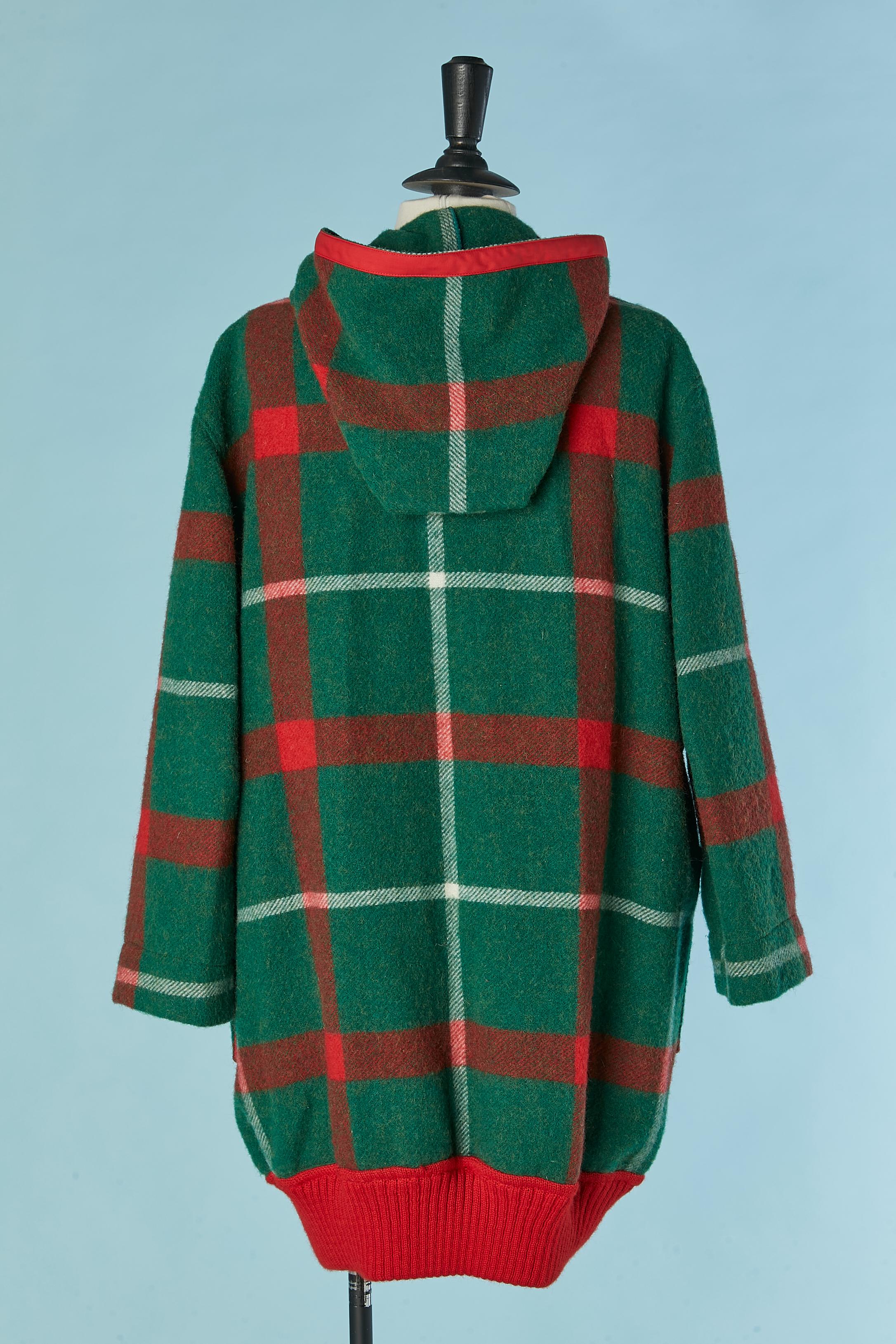 Manteau duffles rouge et vert à carreaux Courrèges Hyperbole Circa 1970's en vente 2