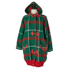 Roter und grüner Dufflecoat mit Karomuster Courrèges Hyperbole CIRCA 1970er Jahre