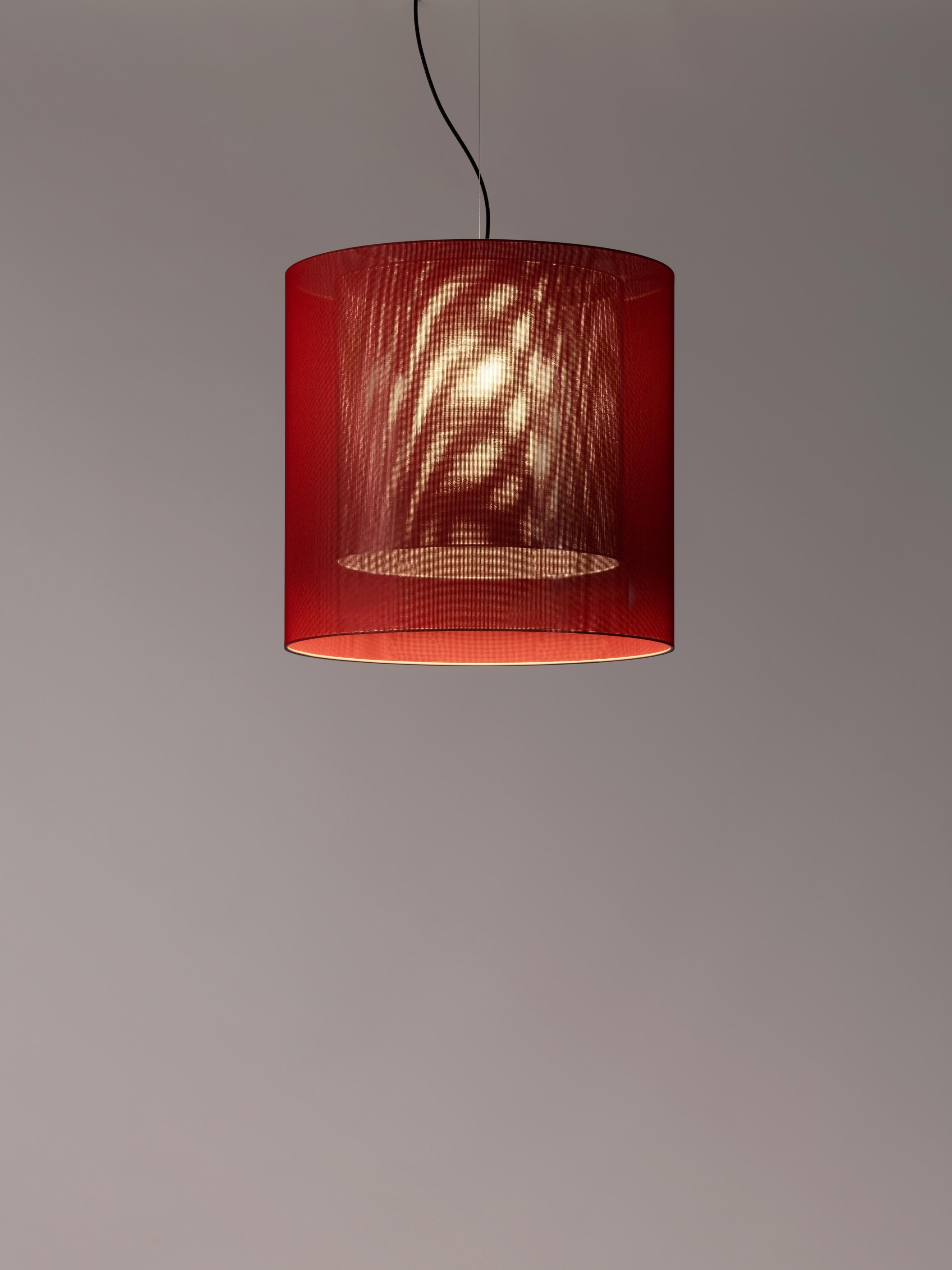Lampada a sospensione moaré lm rossa e grigia di Antoni Arola
Dimensioni: D. 62 x H. 60 cm
Materiali: Metallo, poliestere.
Disponibile in altri colori e dimensioni.

Le molteplici combinazioni di formati e colori di Moaré lo rendono