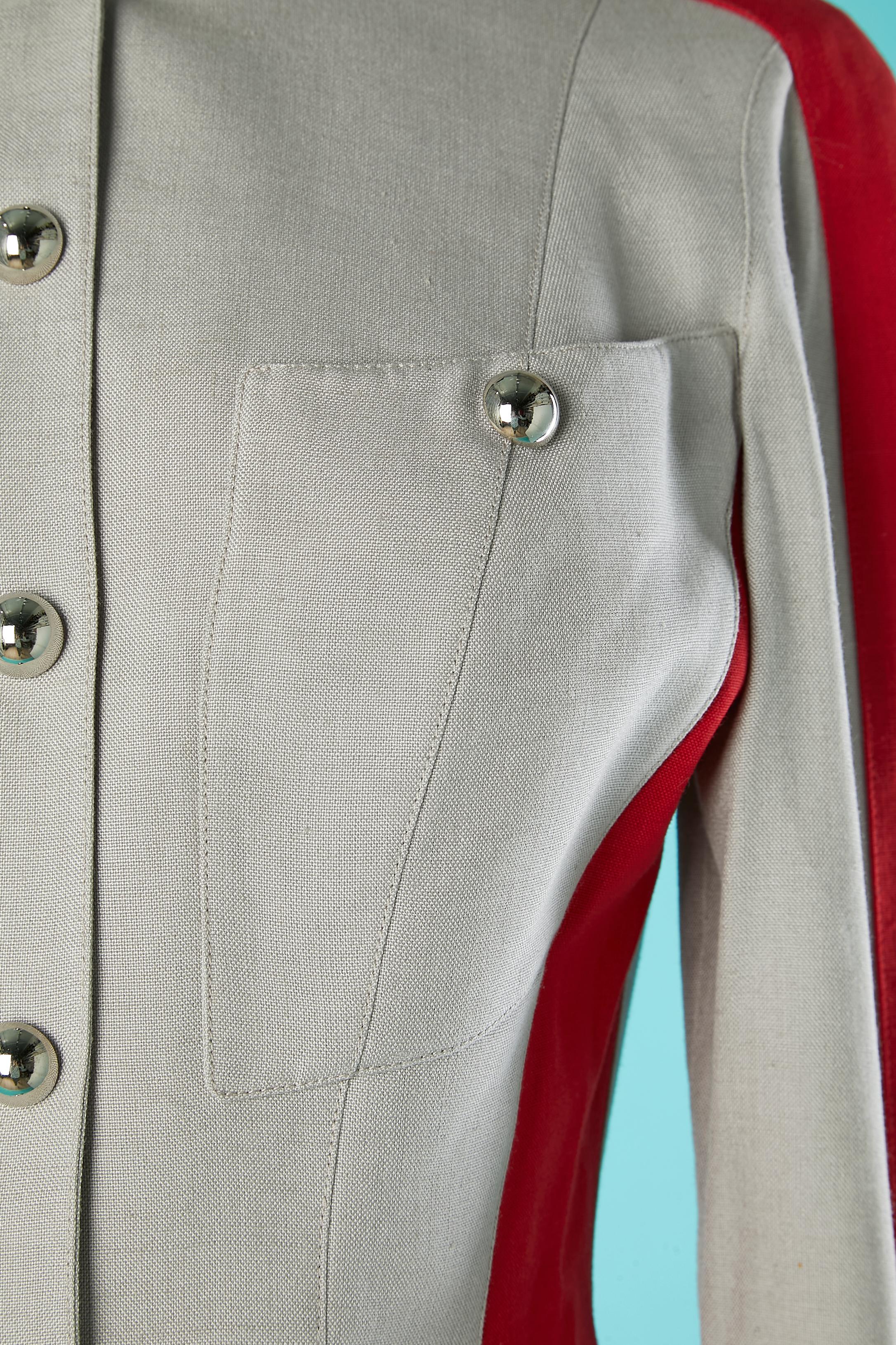 Combinaison jupe rouge et grise style officier. Mousqueton au milieu du devant + sur les poches du buste  + boutons-pression aux poignets. 
Composition du tissu principal : 78% rayonne, 22% lin. Pas d'étiquette de composition de la doublure mais