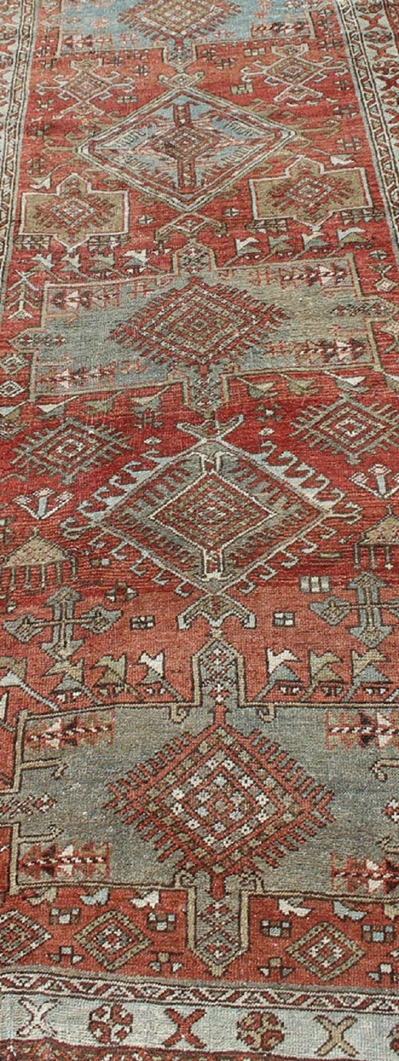 Tapis persan ancien Heriz Gallery aux tons rouge et bleu clair et gris clair avec médaillons Bon état - En vente à Atlanta, GA