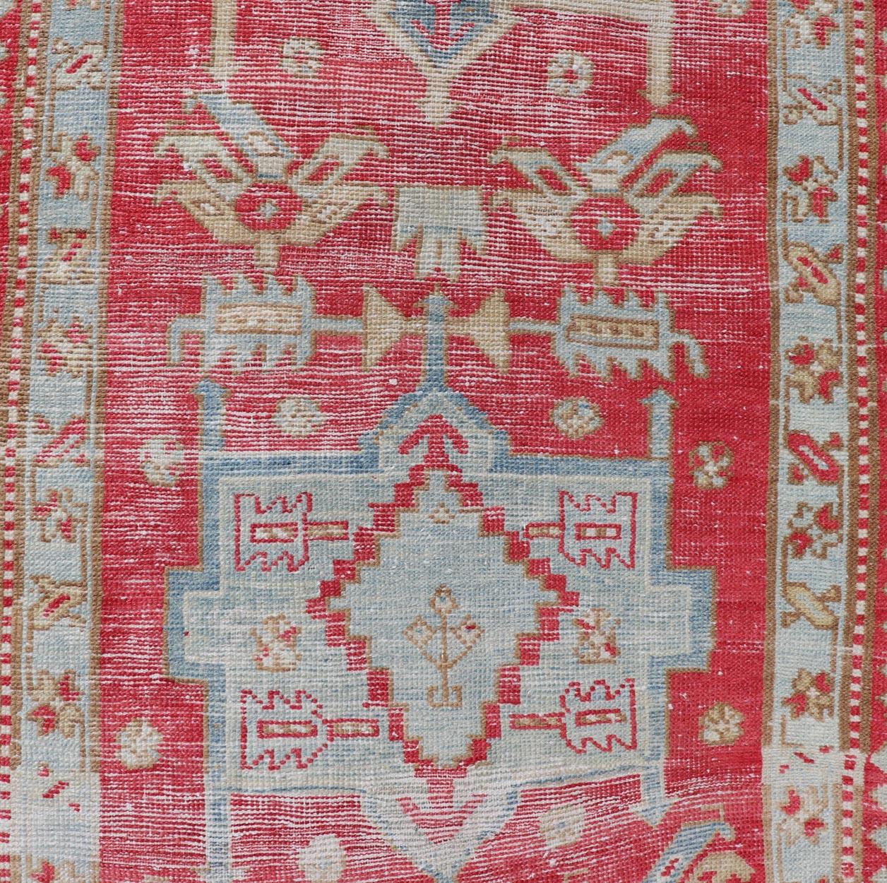 Rot und hellblau getönter antiker persischer Heriz-Läufer mit Tribal-Medaillons. Keivan Woven Arts /  Teppich # EN-13040, Herkunftsland / Typ: Iran / Heriz, um 1920. 
Maße: 2'10 x 8'10
Dieser antike persische Heriz-Läufer aus dem Nordwesten Irans