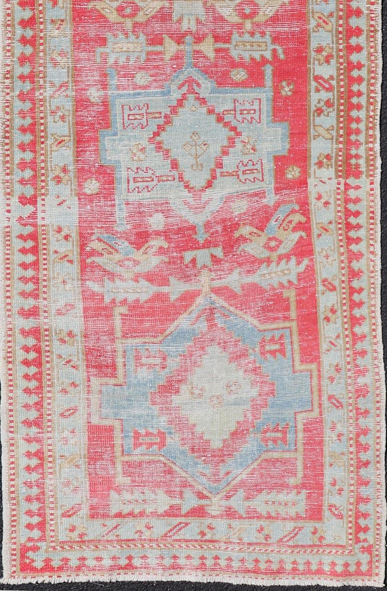 Roter und hellblauer getönter antiker persischer Heriz-Läufer aus Persien mit Stammesmedaillons (20. Jahrhundert) im Angebot