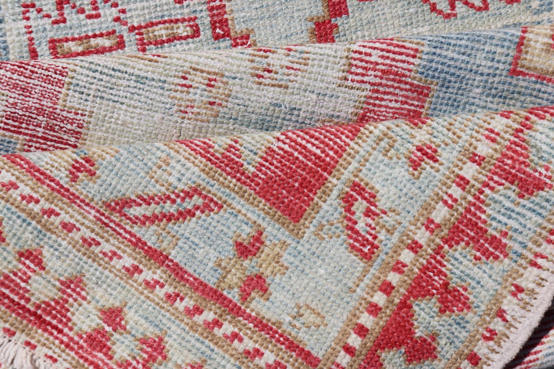 Roter und hellblauer getönter antiker persischer Heriz-Läufer aus Persien mit Stammesmedaillons im Angebot 1