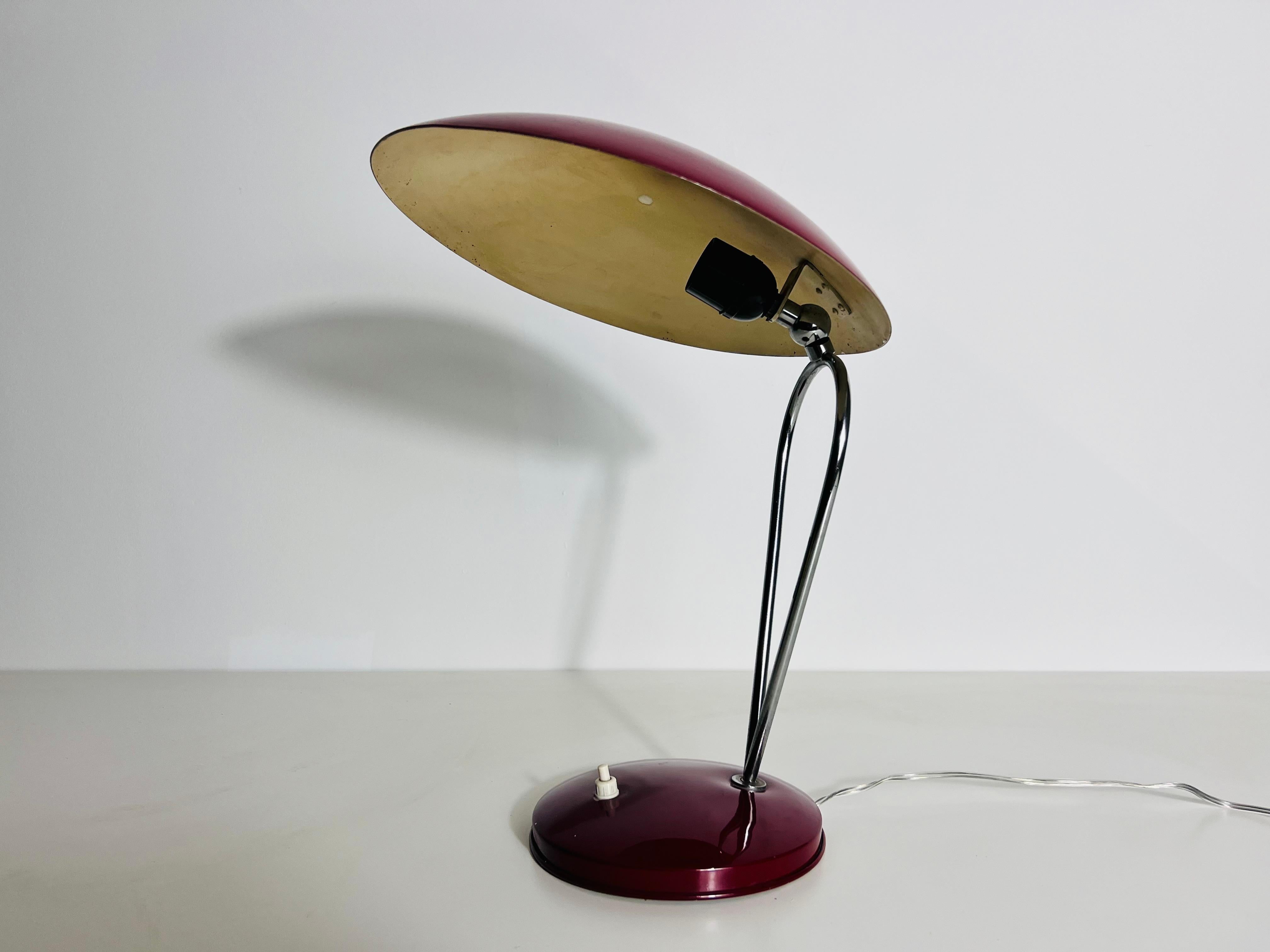 Red and Metal Table Lamp, 1960s, Italy In Good Condition For Sale In Hagenbach, DE