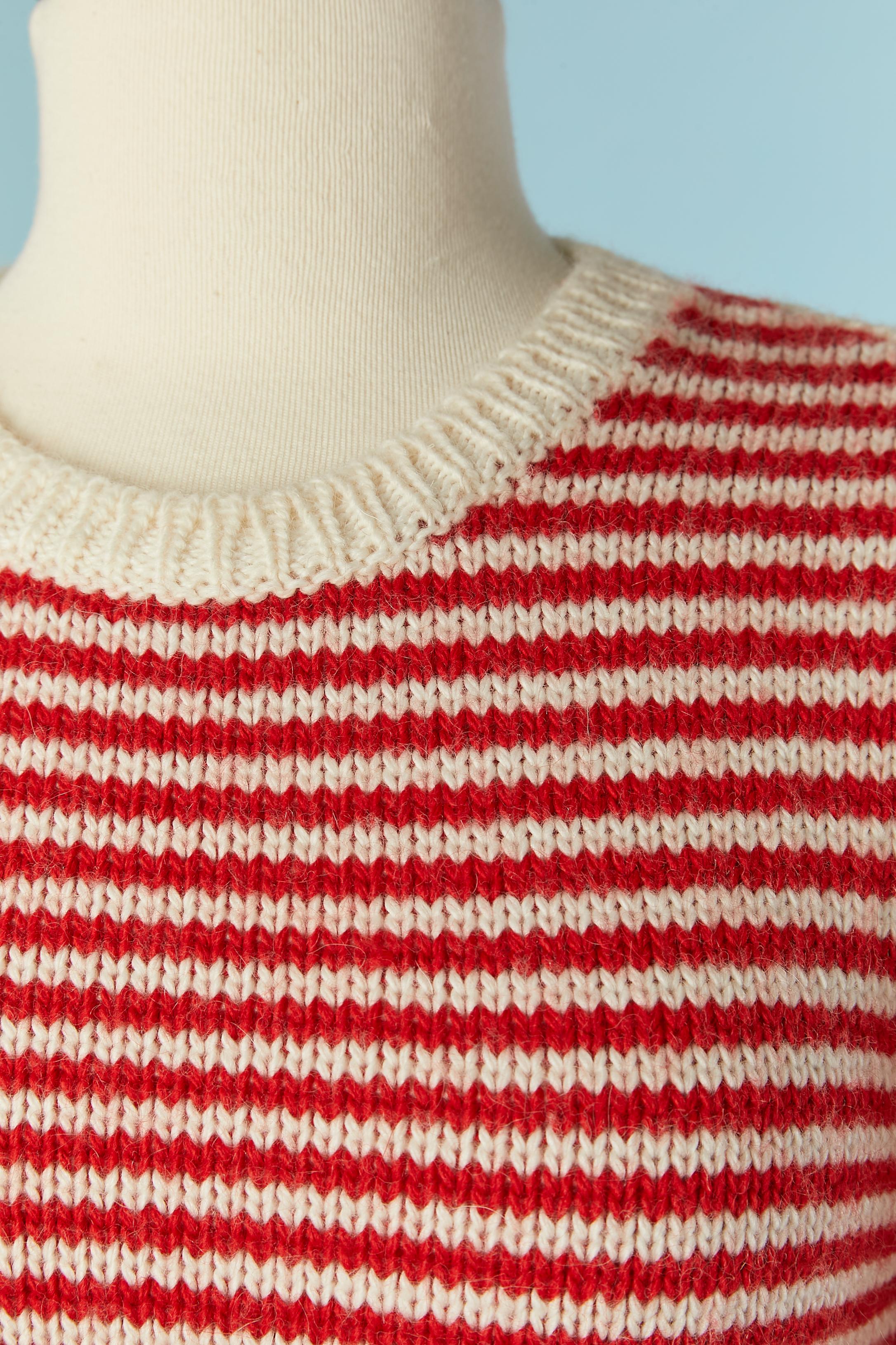 Pull en maille jacquard rouge et blanc cassé. Composition du tricot : 50% acrylique, 40% laine, 10% mohair. 
TAILLE 38 (It) 34 (Fr) S 
