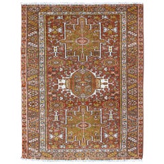 Antiker persischer Karadjeh-Teppich in Olivgrün, Gelbgrün und Rostrot 