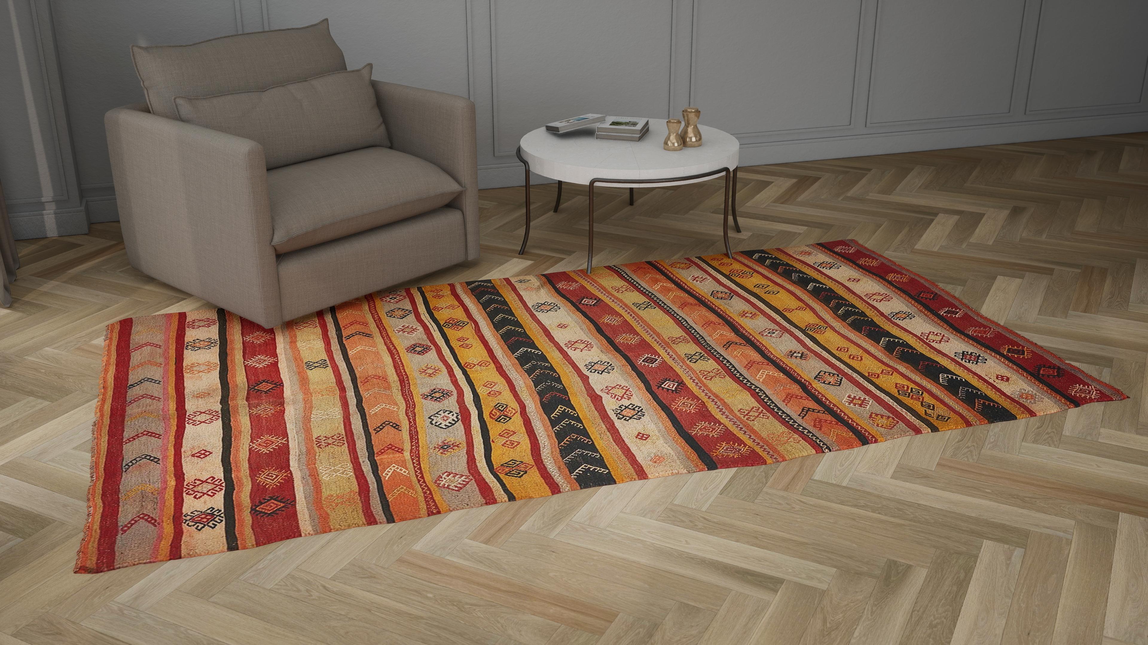 Unsere Kollektion flachgewebter Kilim-Teppiche wird wegen ihrer Vielseitigkeit und Langlebigkeit geschätzt und stammt aus der ganzen Welt. Jedes Stück wurde in Handarbeit gefertigt, wobei Fasern und Farben miteinander verwoben wurden, um eine reiche