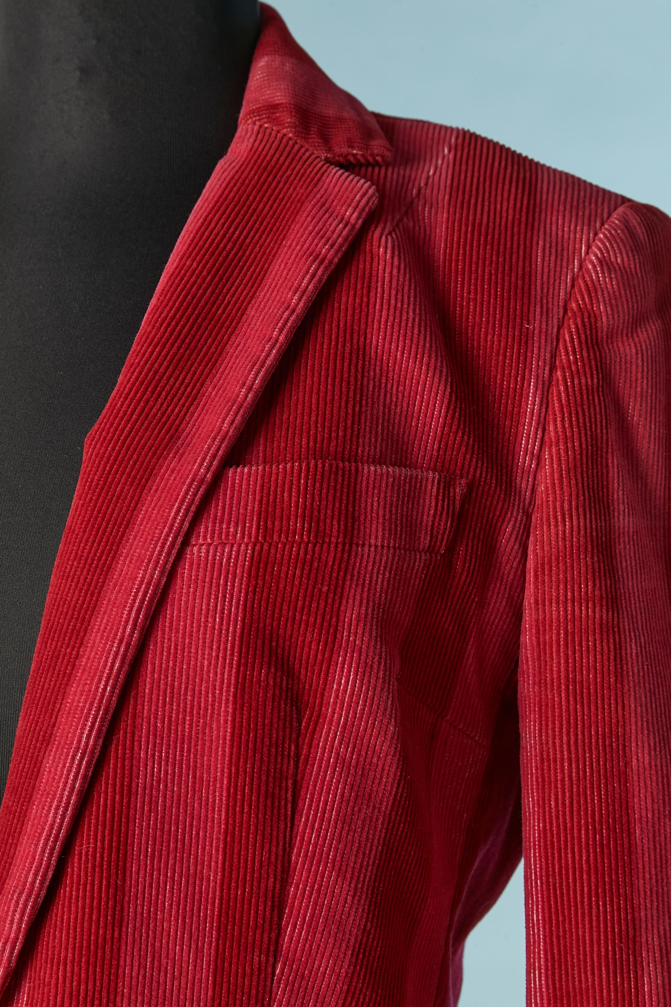 Velluto a coste monopetto rosso e rosa  giacca. Tessuto principale: 100% cotone. Fodera in rayon con stampa di farfalle. Spallaccio. Tasca su entrambi i lati. Ologramma di autenticità all'interno. 
TAGLIA 42 (It) 38 (Fr) M 