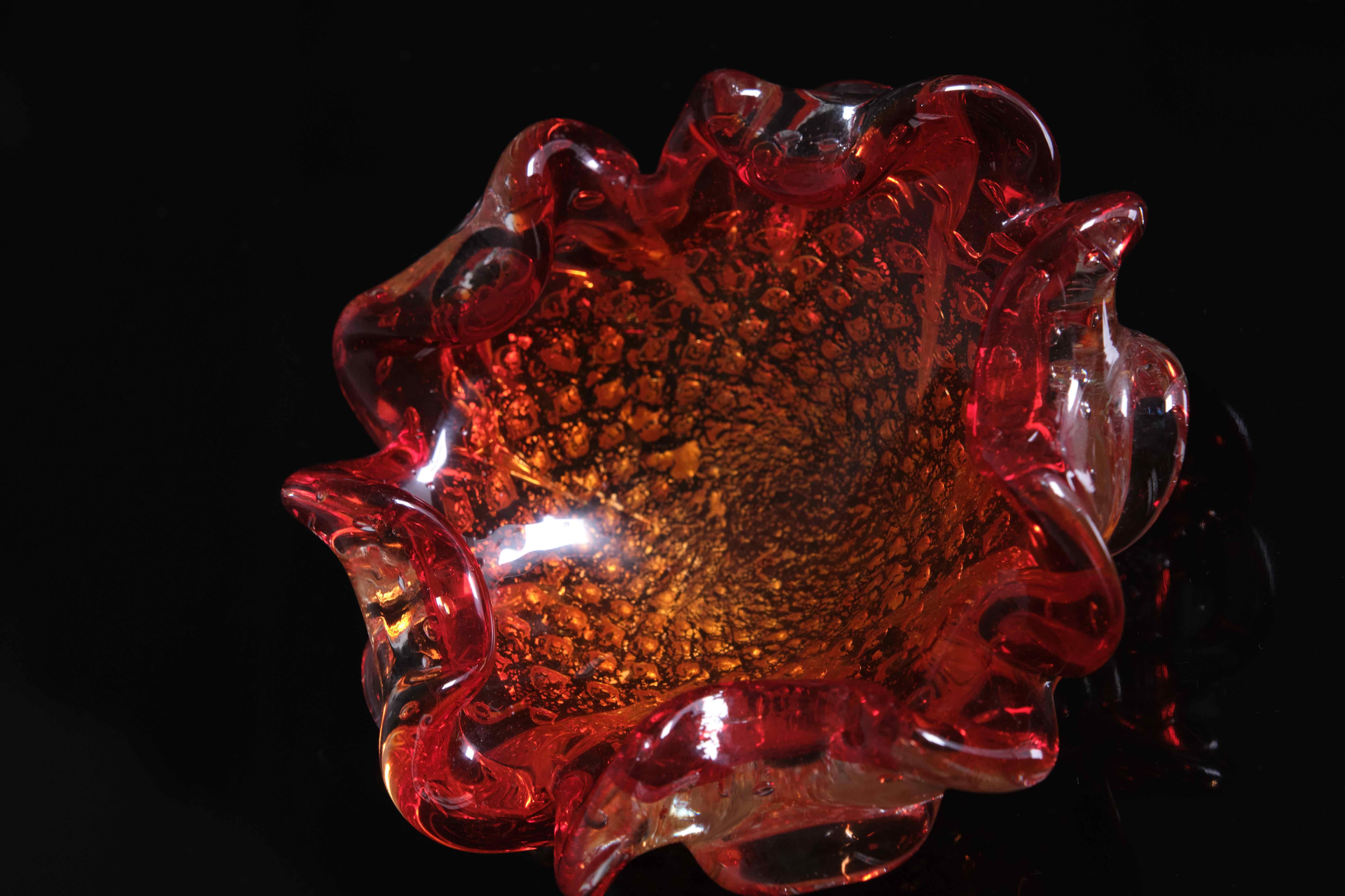 Cuenco de cristal de Murano rojo y translúcido. Italia, años 50.

Colores: colorete y dorado.



¿Qué es el cristal de Murano? ¿Es vidrio fabricado en un lugar especial? ¿O fabricados con técnicas especiales? En realidad son ambas cosas. El cristal