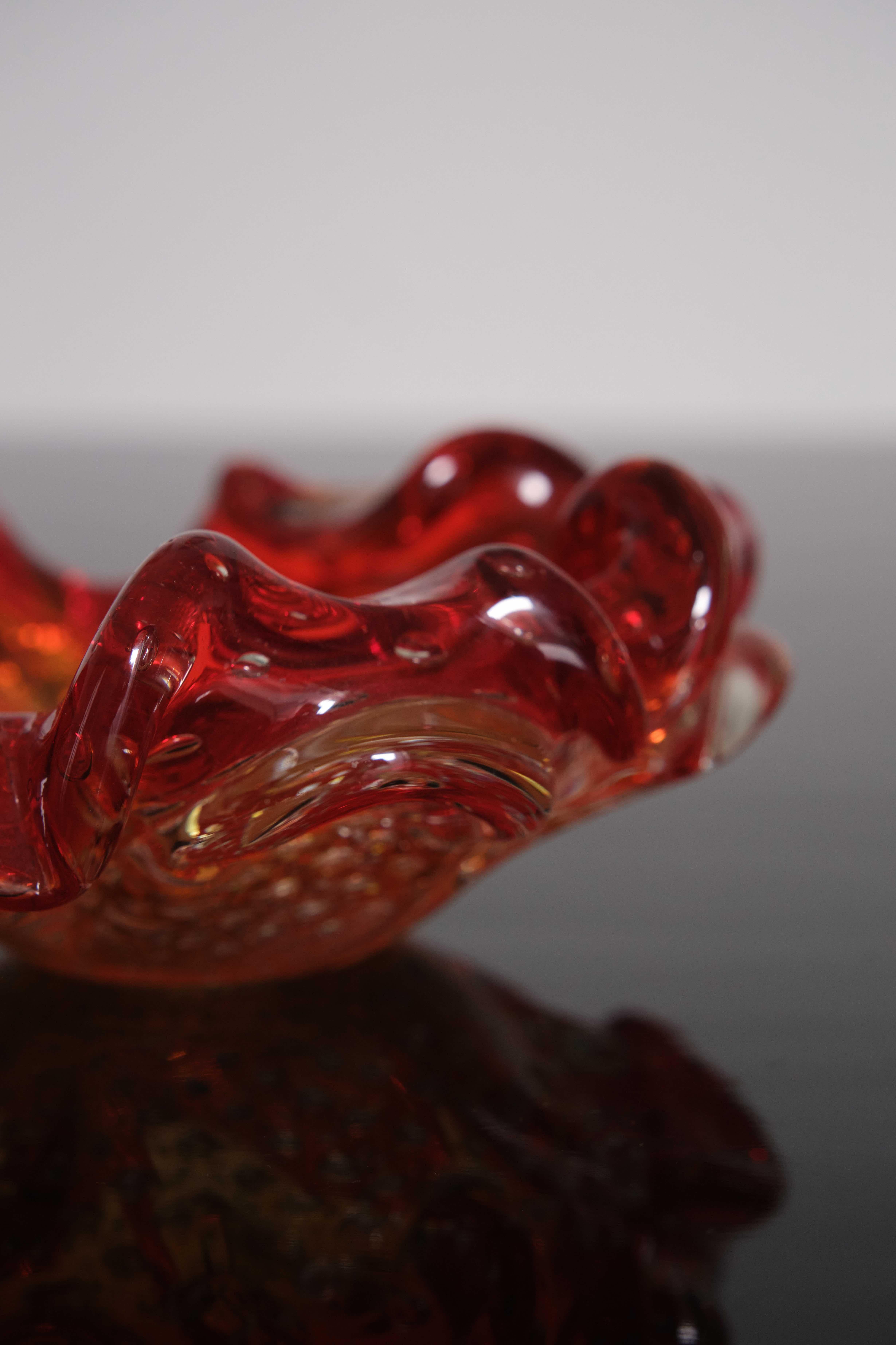 Cuenco de cristal de Murano rojo y translúcido, Italia, años 50 Art Decó en venta