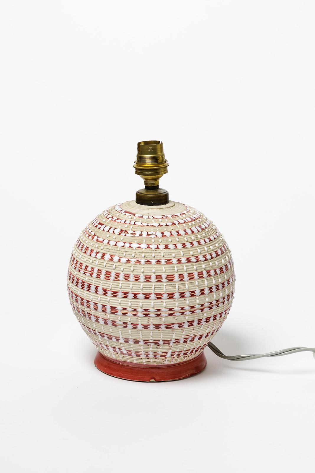 Red and White Art Deco Ceramic Table Lamp circa 1940 Style of Jean Besnard In Excellent Condition In Neuilly-en- sancerre, FR