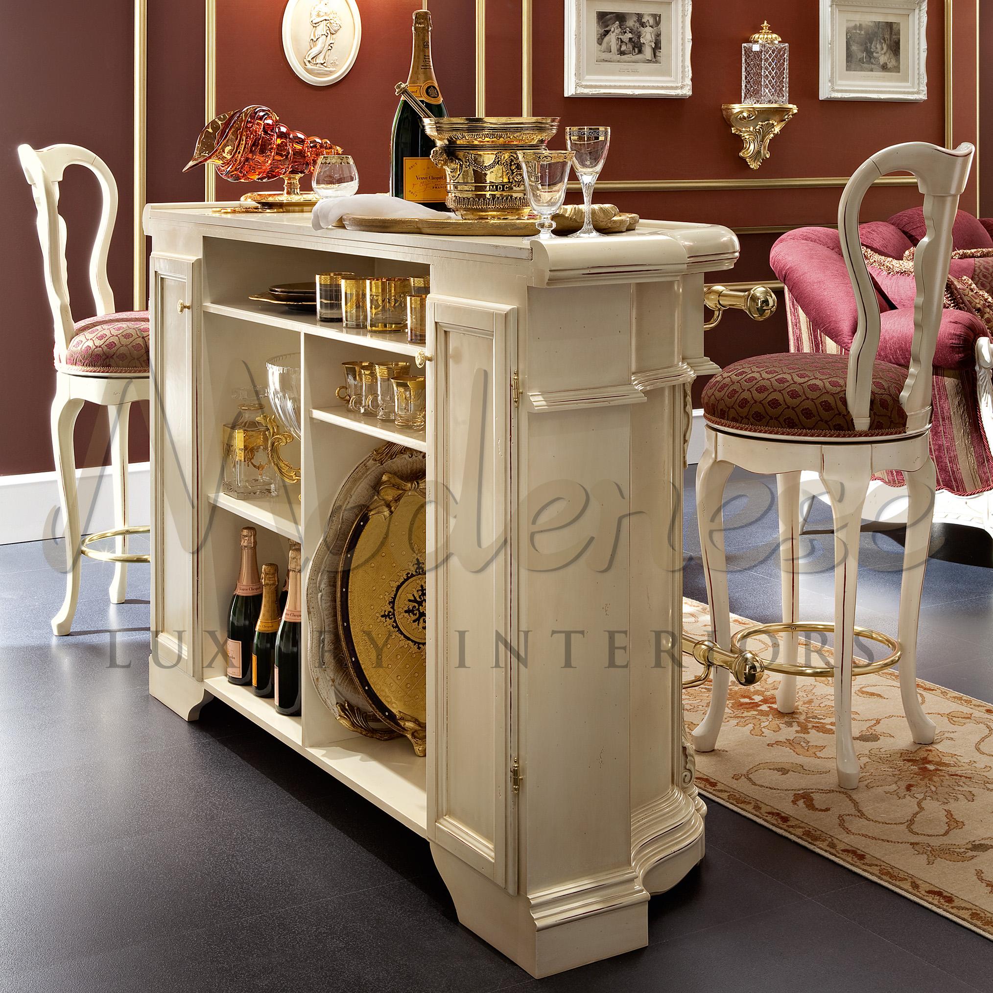 Roter und weißer Barhocker von Modenese Luxury Interiors (Neoklassisch) im Angebot