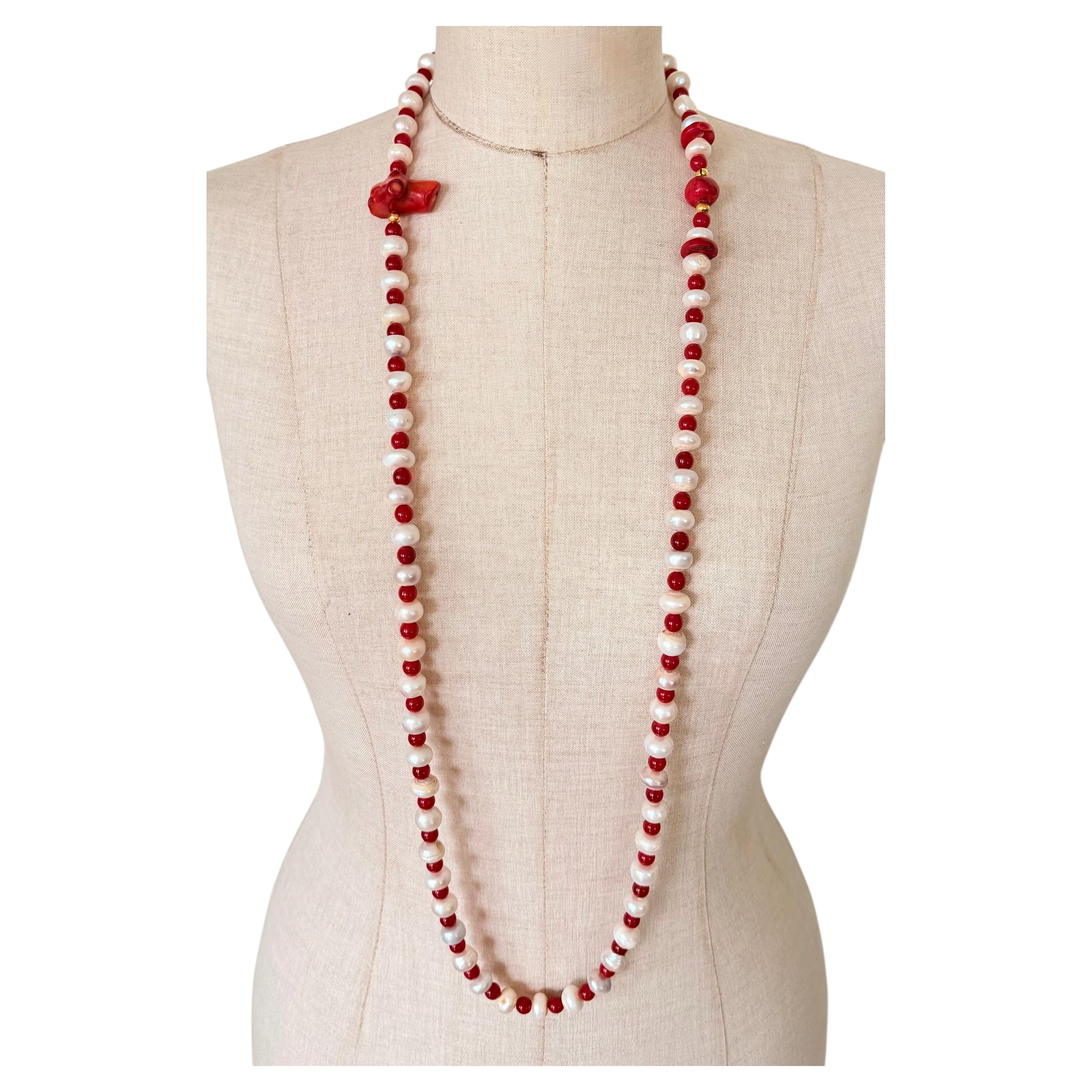 Collana di perline bianche e rosse con corallo asimmetrico, bambù e vetro di Murano