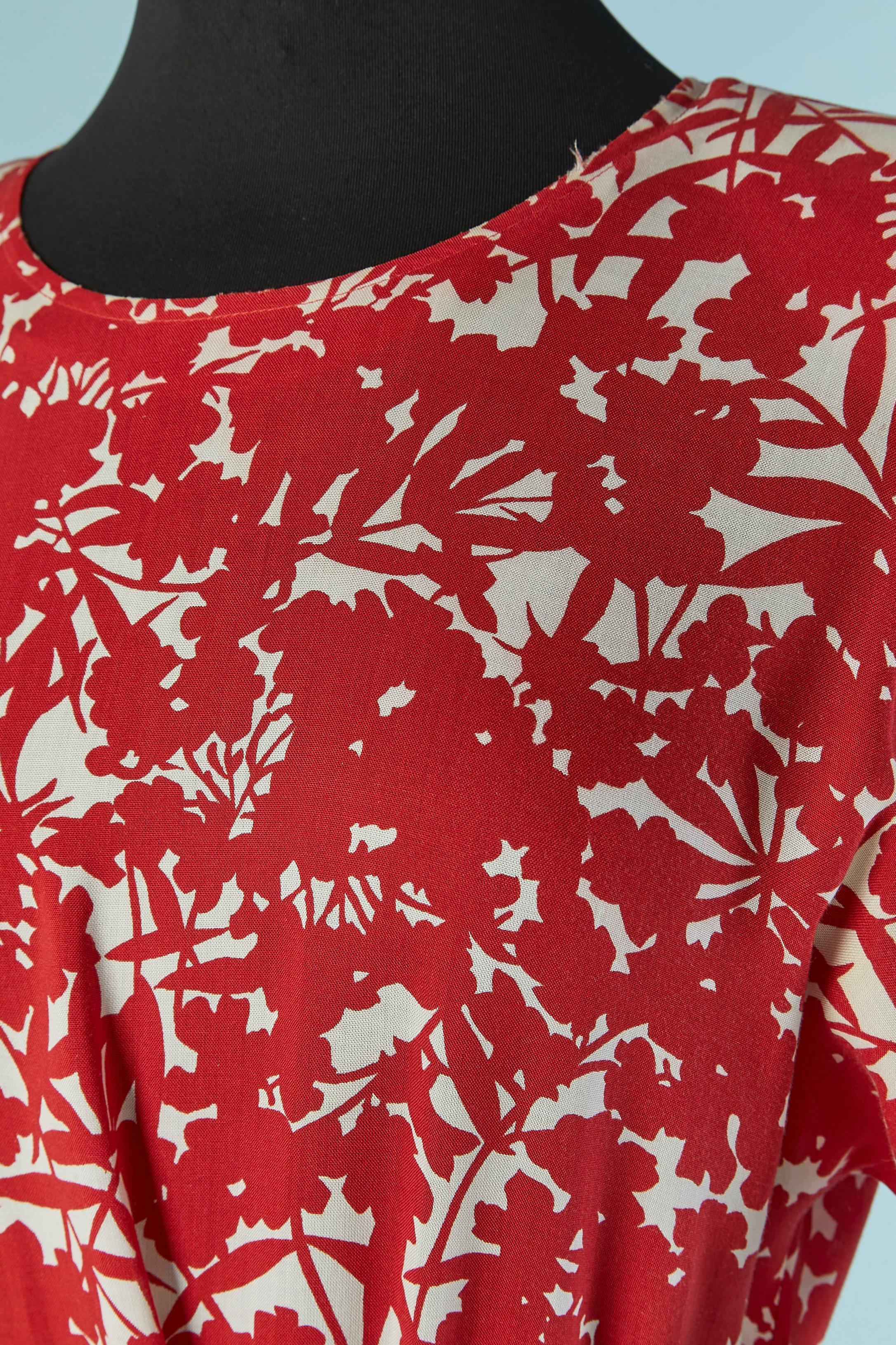 Vestido estampado de algodón rojo y blanco. Cierre con cremallera en la parte central de la espalda. Cinturón de tela y hebilla . Hombrera. 2 capas de tela en la falda. 
TALLA 38 (Fr) M 