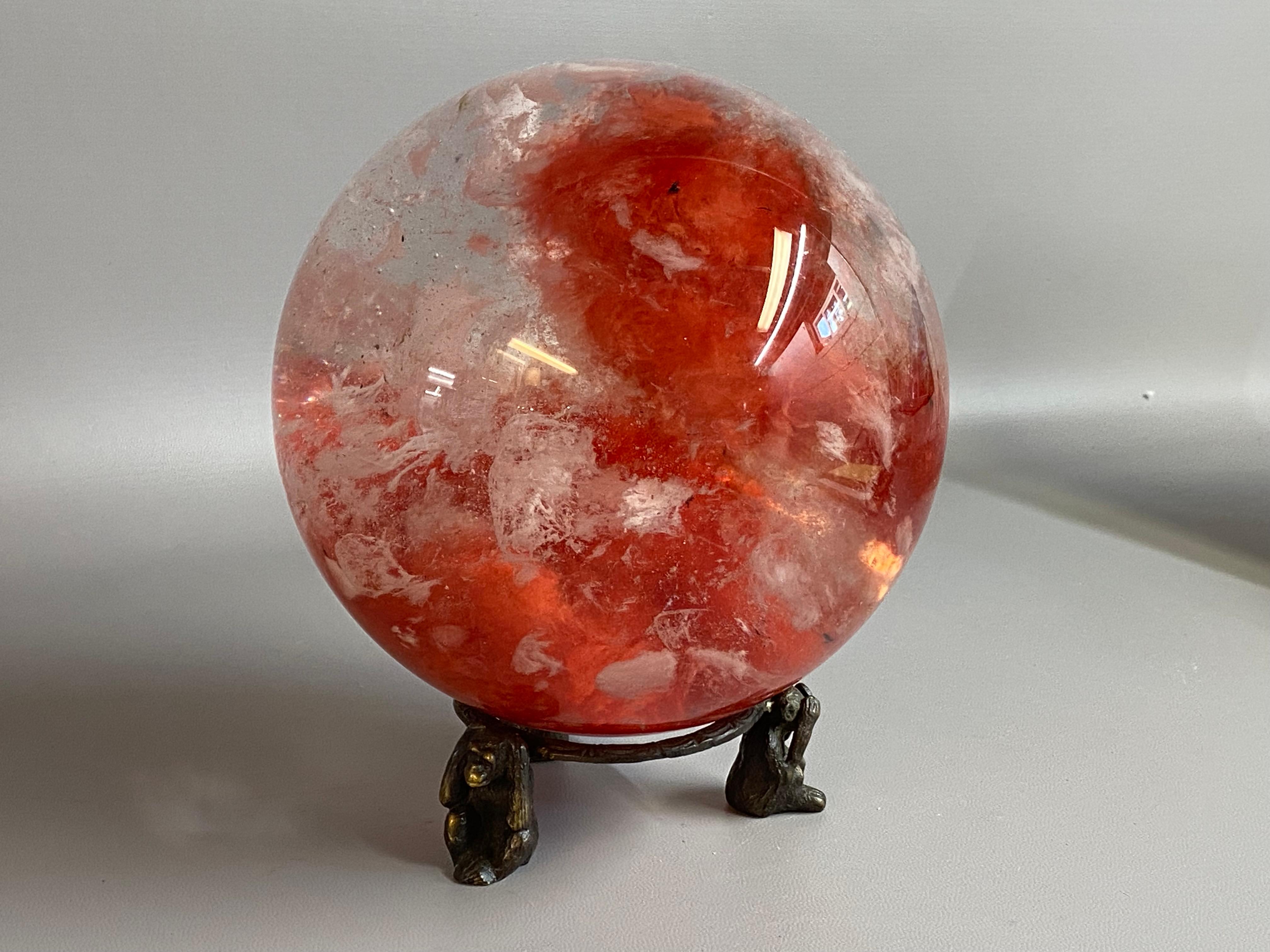 Rote und weiße Kristallglaskugel (Moderne der Mitte des Jahrhunderts) im Angebot