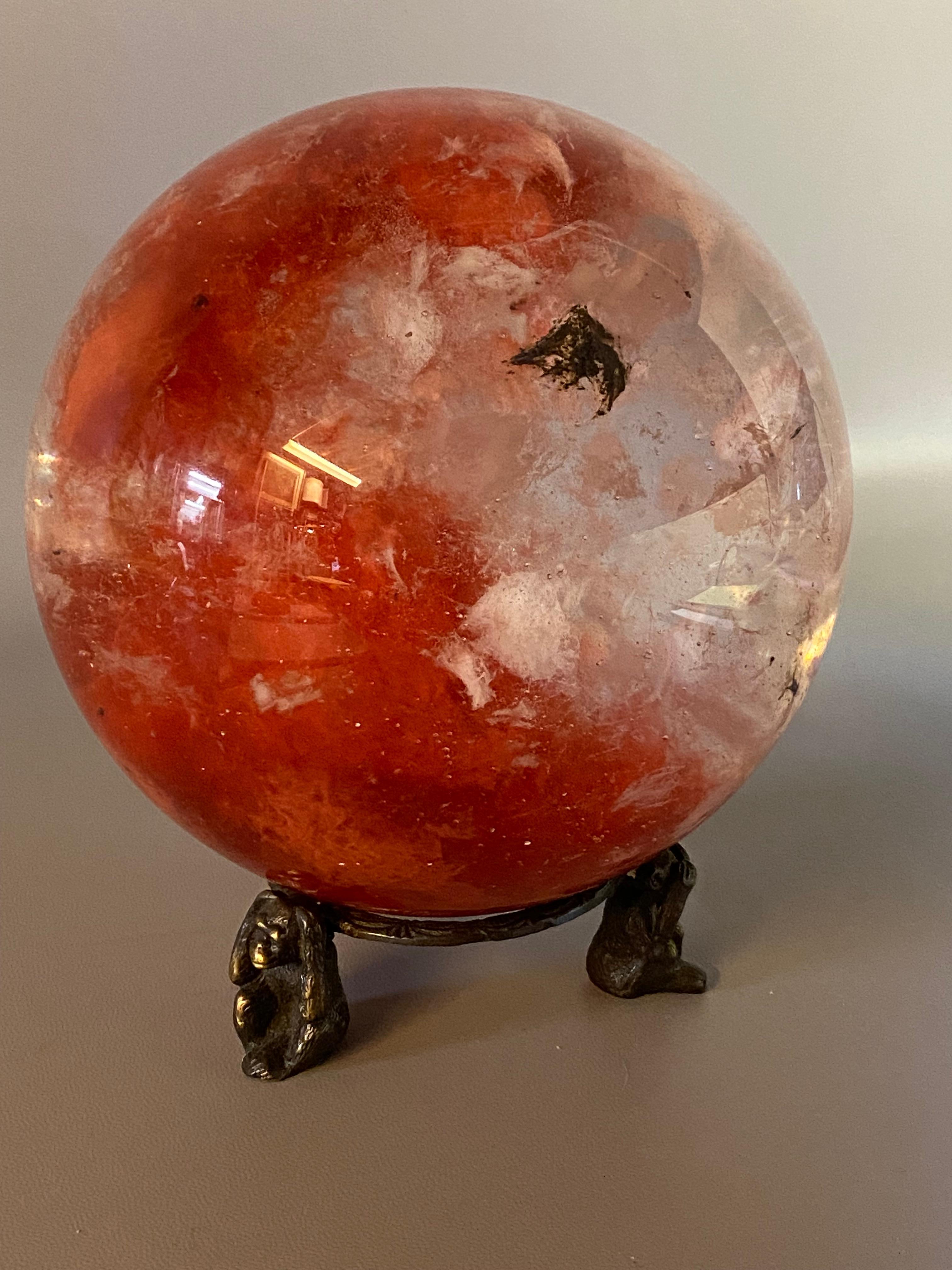 Rote und weiße Kristallglaskugel (Mitte des 20. Jahrhunderts) im Angebot