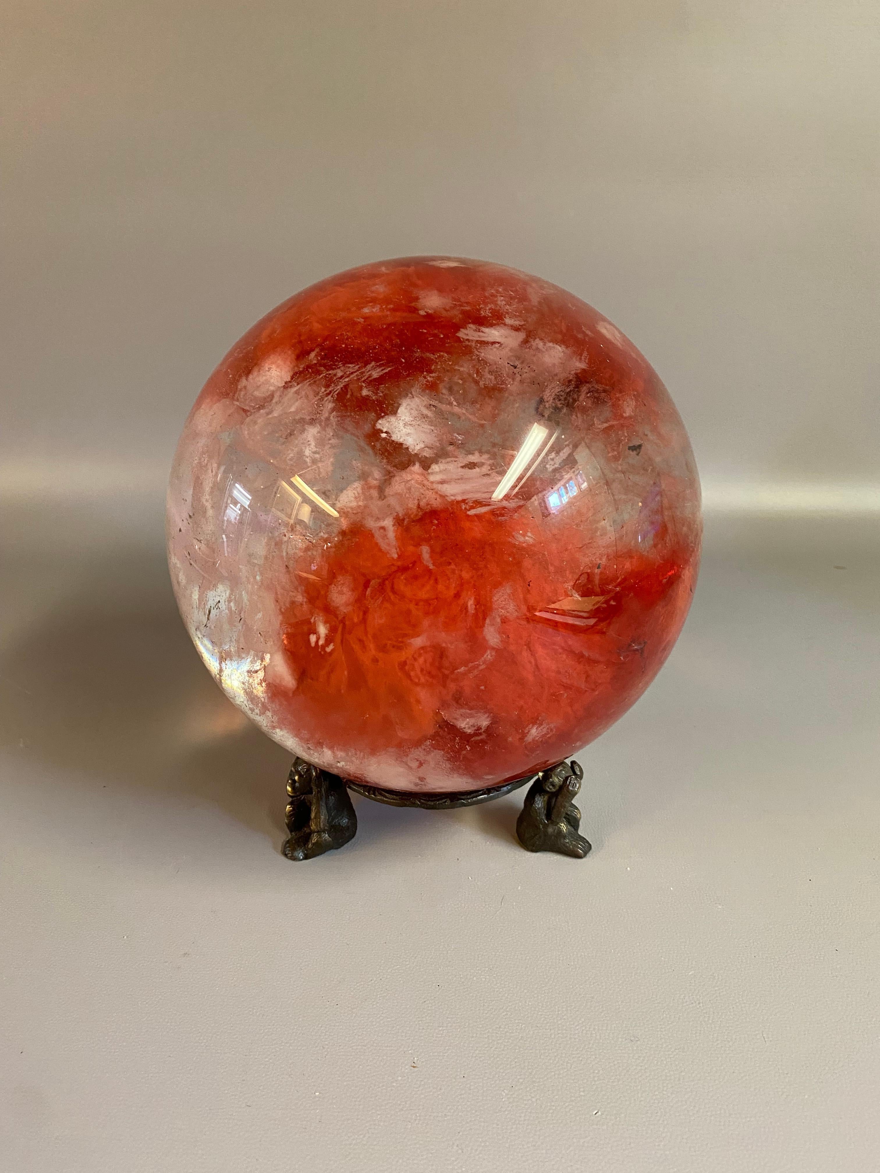 Rote und weiße Kristallglaskugel (Glas) im Angebot