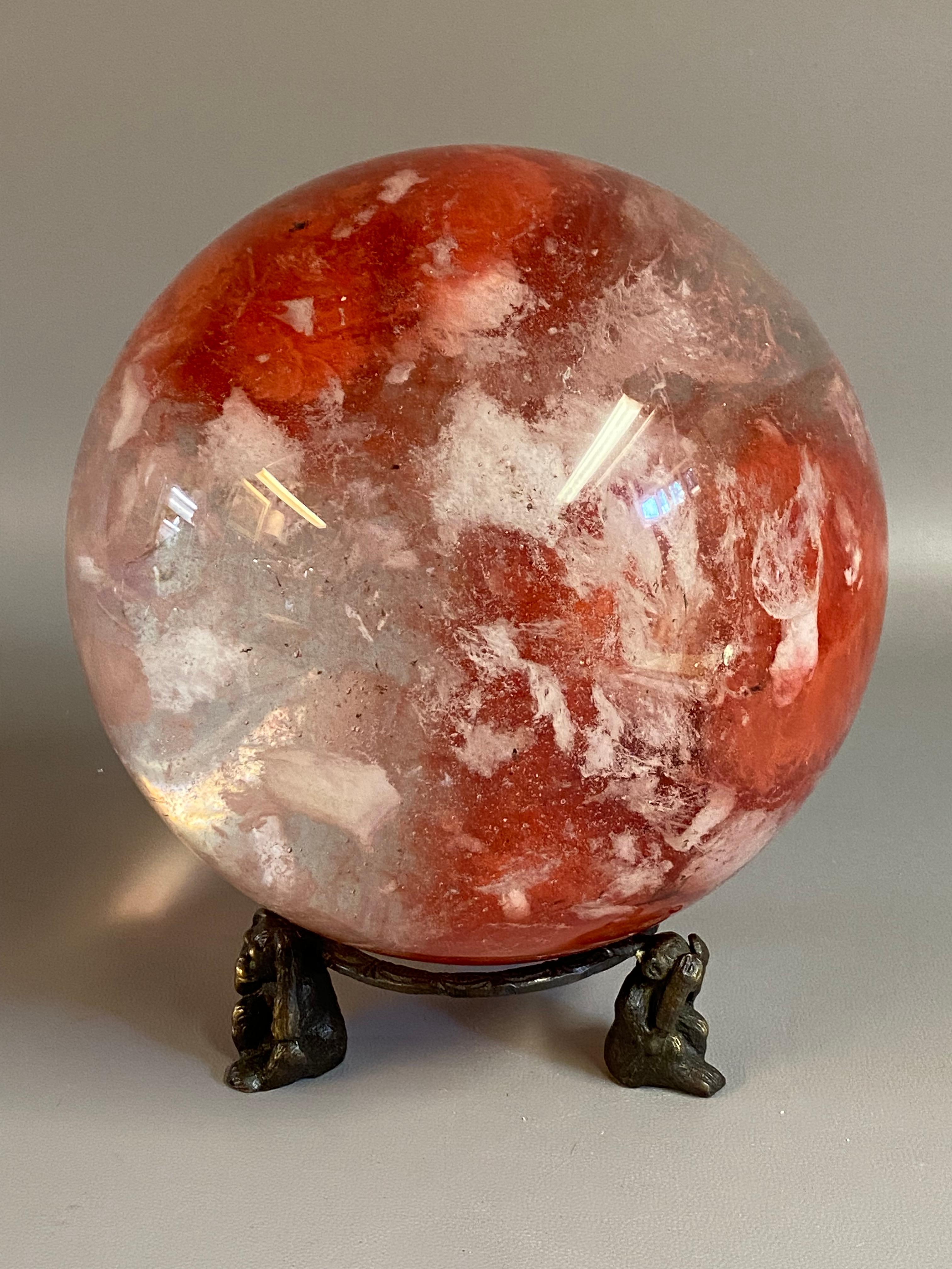 Rote und weiße Kristallglaskugel im Angebot 1