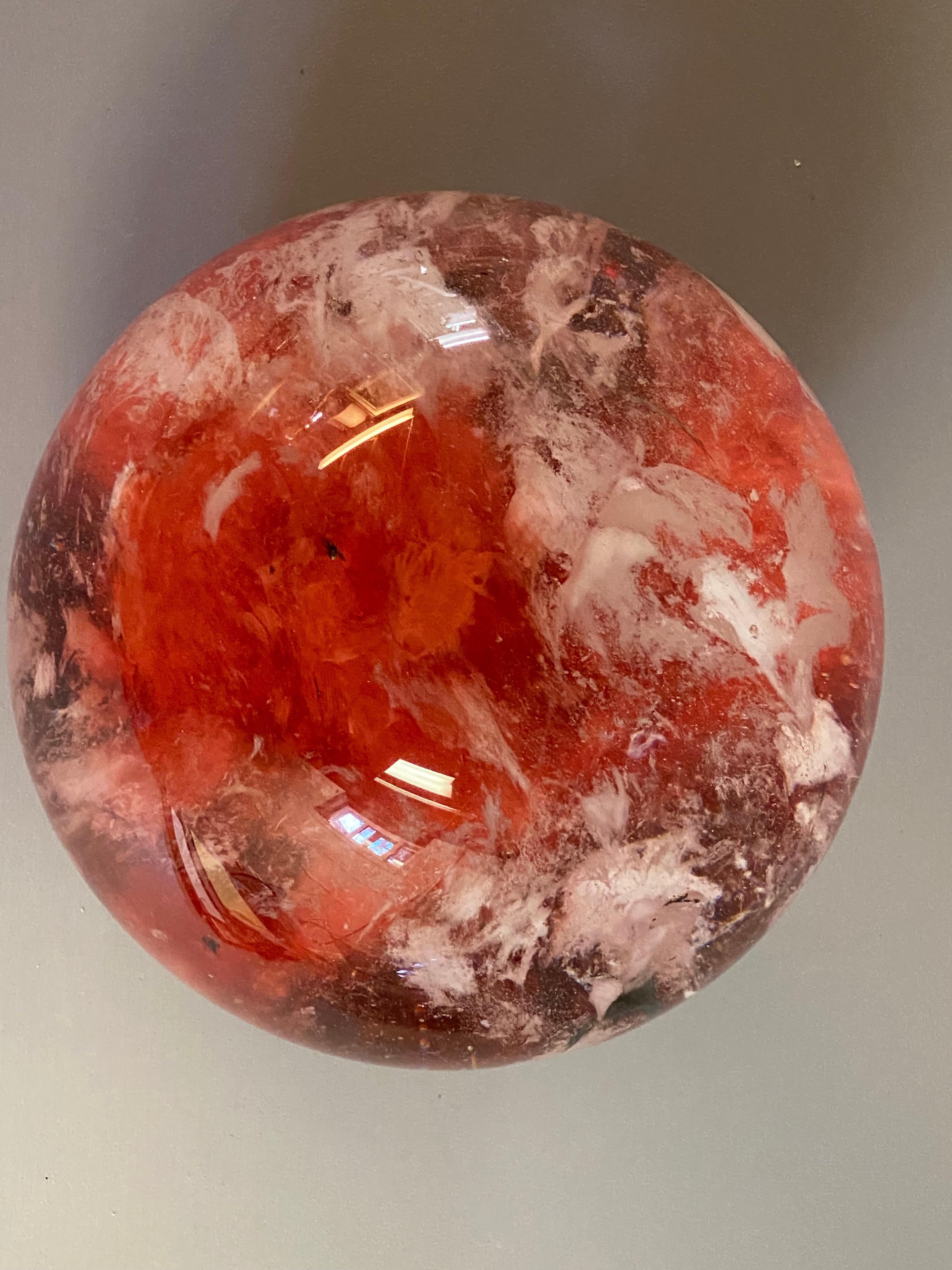 Rote und weiße Kristallglaskugel im Angebot 2