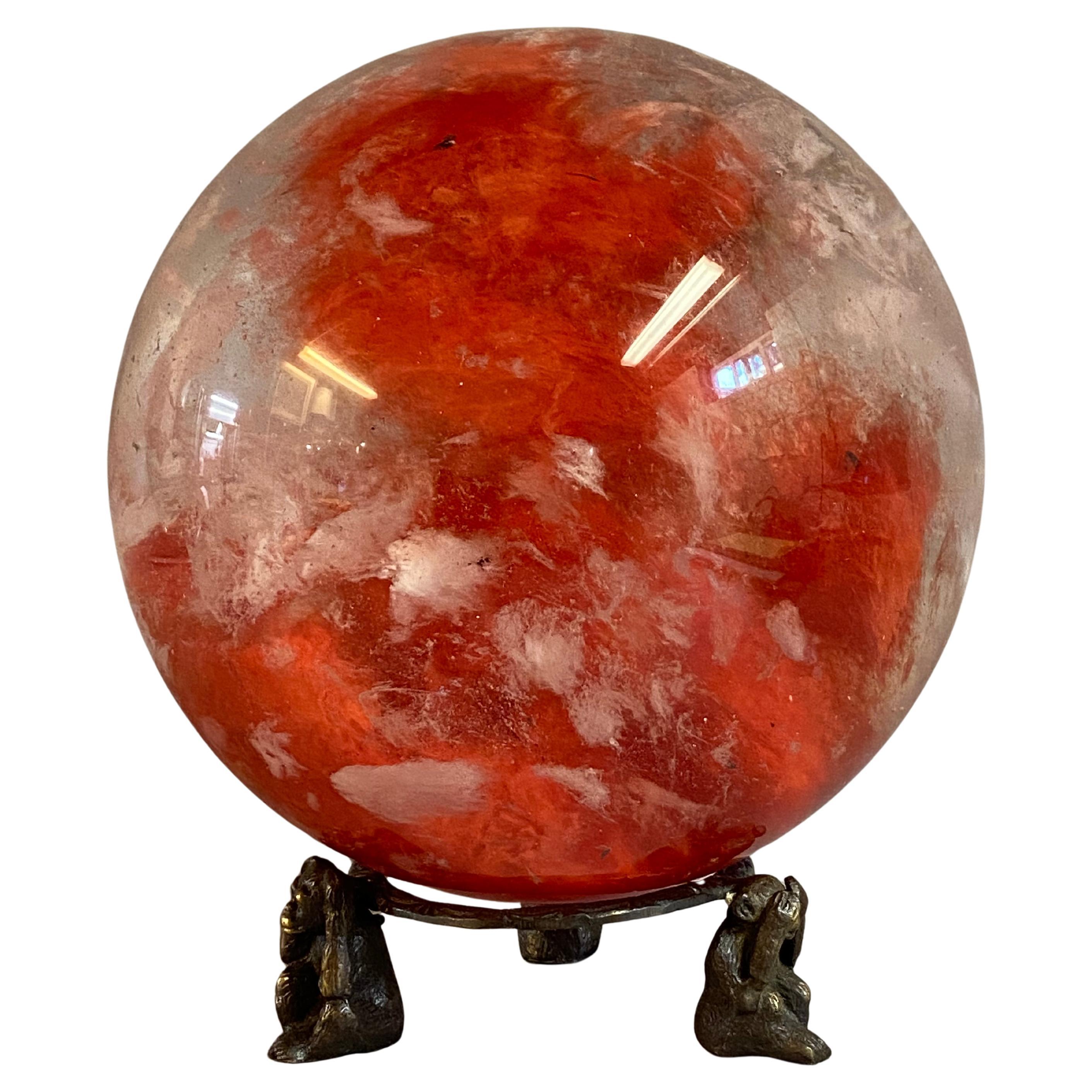 Rote und weiße Kristallglaskugel im Angebot