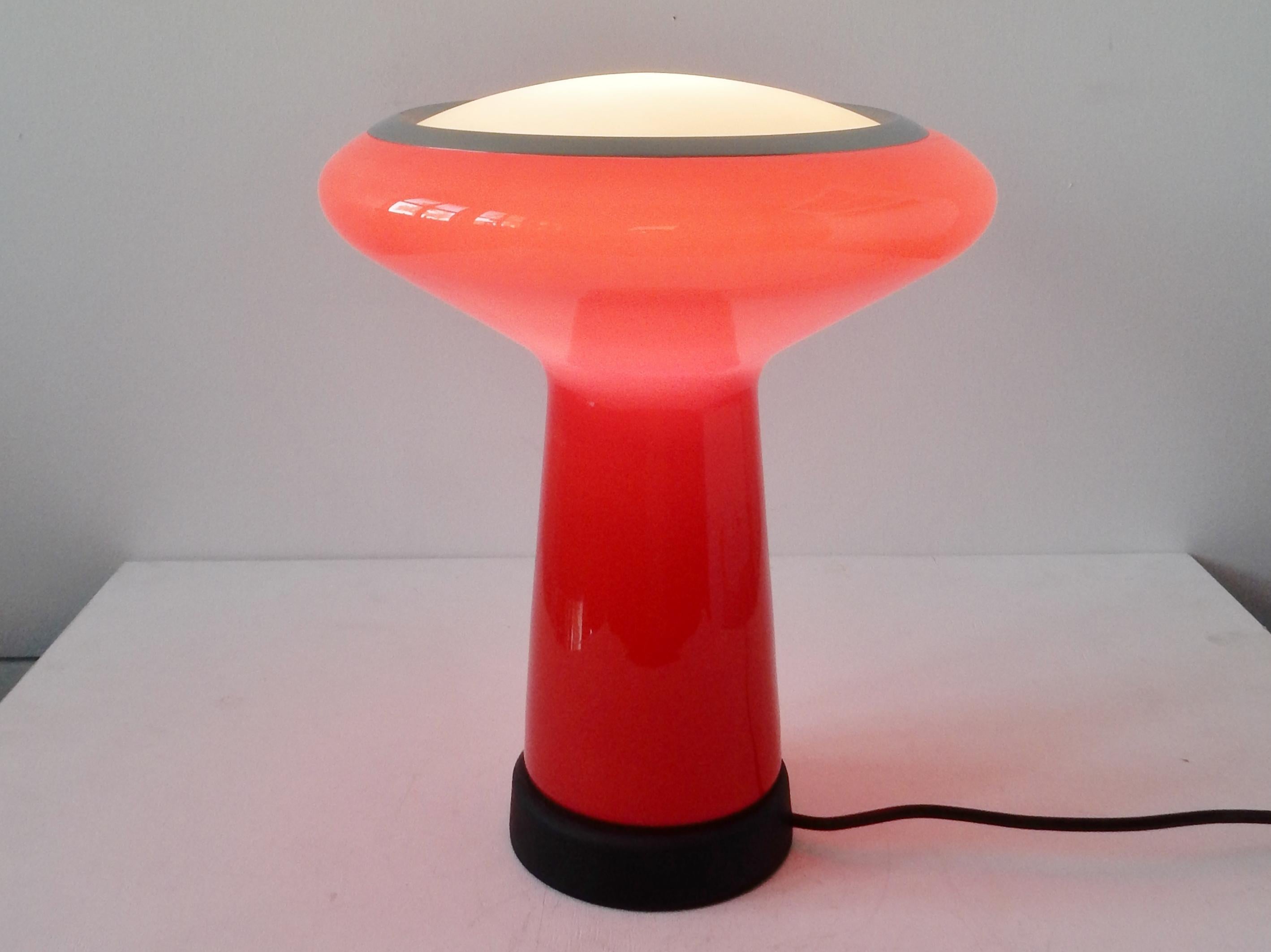 Muy bonita lámpara de sobremesa de cristal rojo de Hiemstra Evolux con aro cromado y tapa de cristal blanco mate. Esta lámpara de sobremesa da una luz suave y encantadora a una habitación y, con el difusor de cristal blanco, proporciona una buena