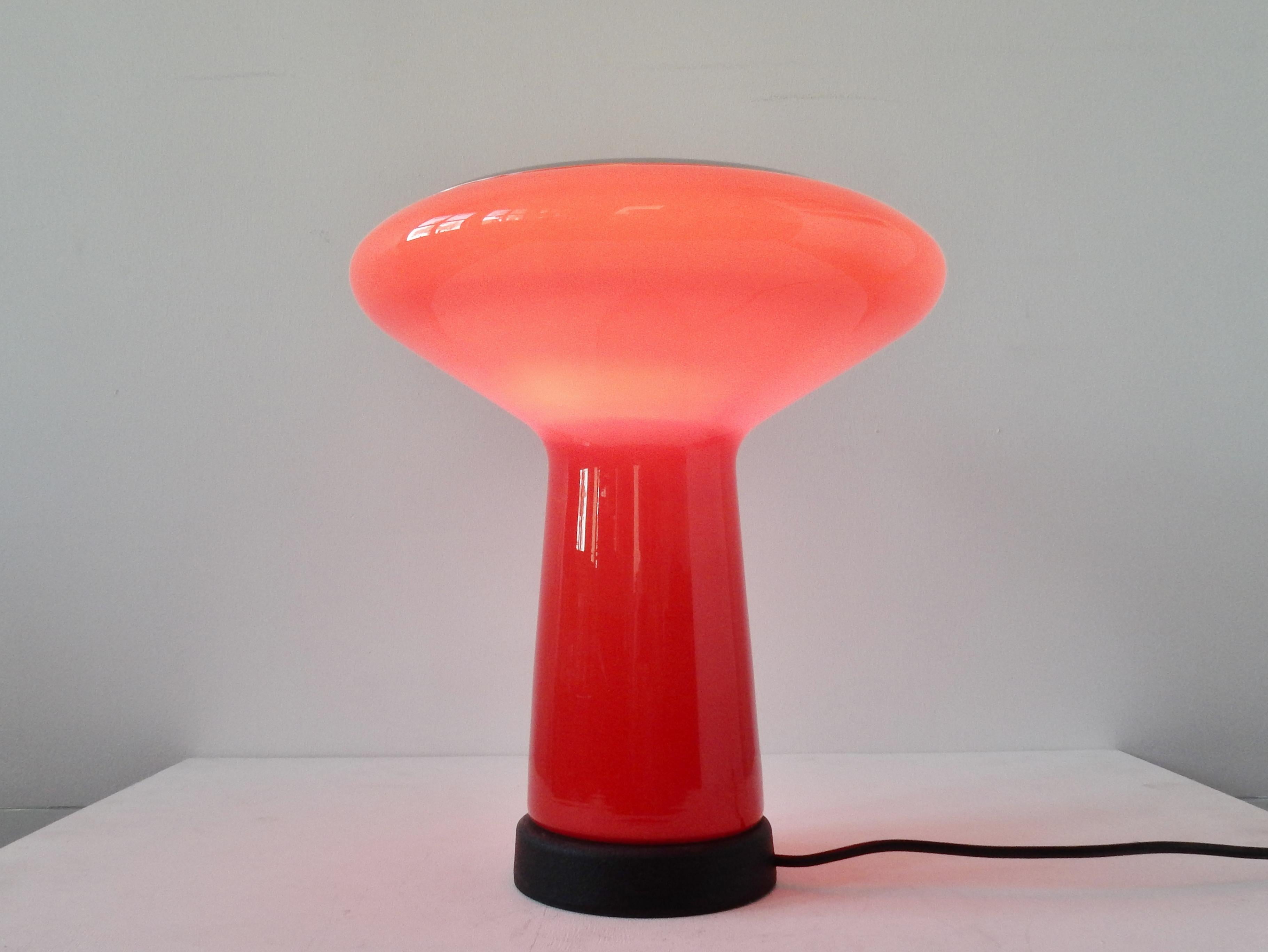 Lámpara de mesa de cristal rojo y blanco de Hiemstra Evolux, años 60 en Bueno estado para la venta en Steenwijk, NL