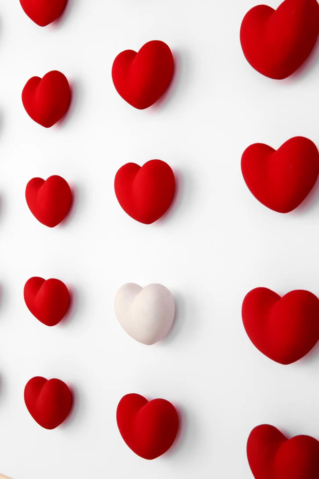 Instalación Corazón Rojo y Blanco Con Marco by Hatsu Indio en venta