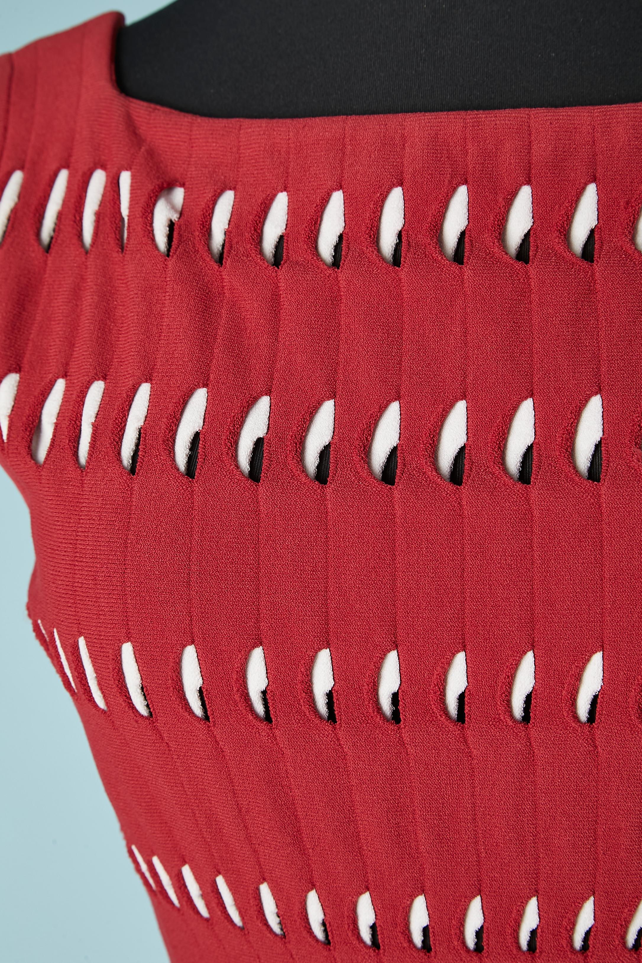 Robe en maille jacquard rouge et blanche avec ouverture ( transparente ) Zip sur le côté. Composition du tissu : 83% rayonne, 17% polyester.
Taille 42 (It) 38 (Fr) 6/8 US