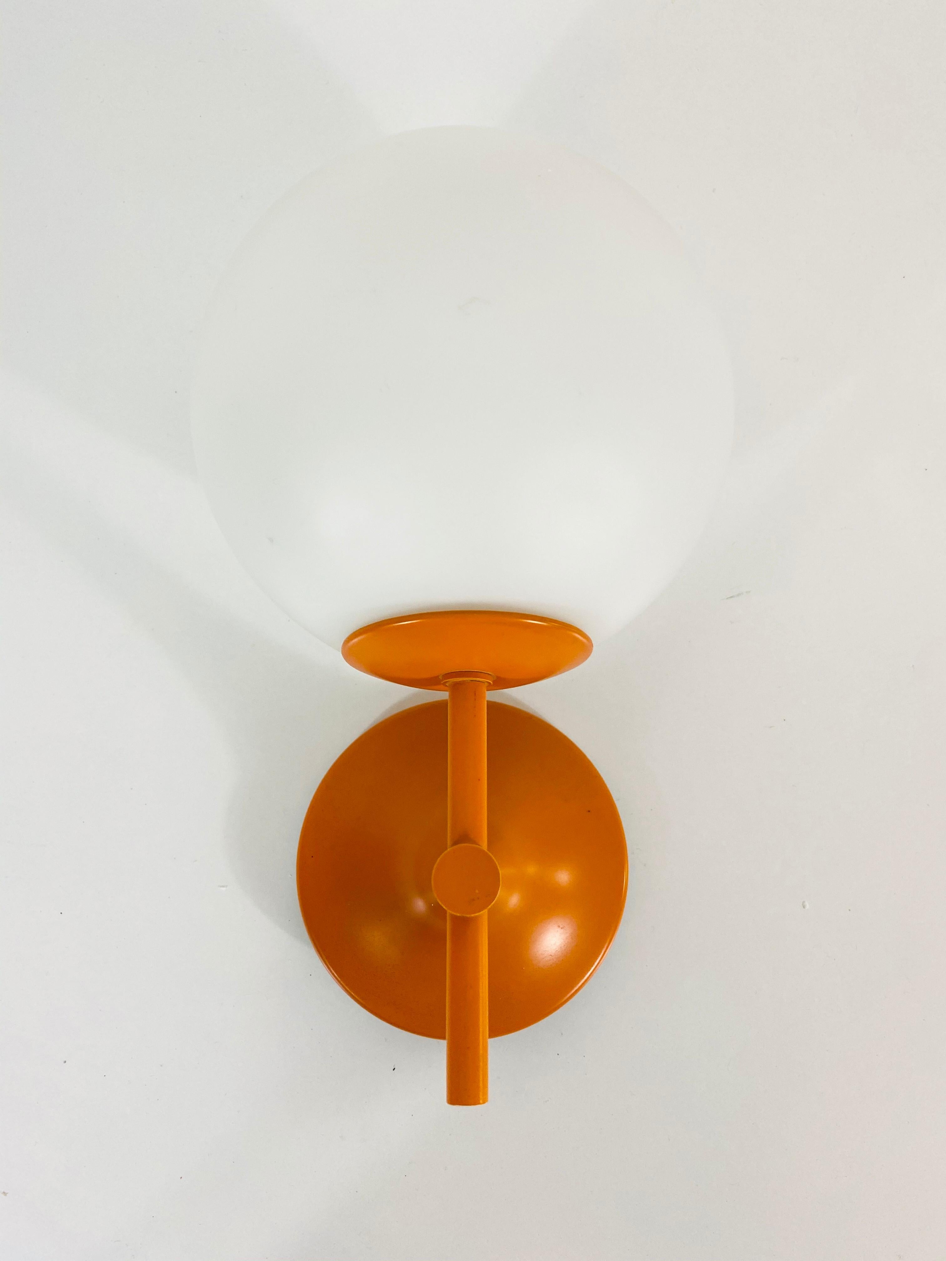 A midcentury wall lamp by Temde designed by Max Bill in the 1960s. It is fascinating with its Space Age design and white opaque ball. The red body of the light is made of full metal. 

The light requires one E14 light bulbs.
  