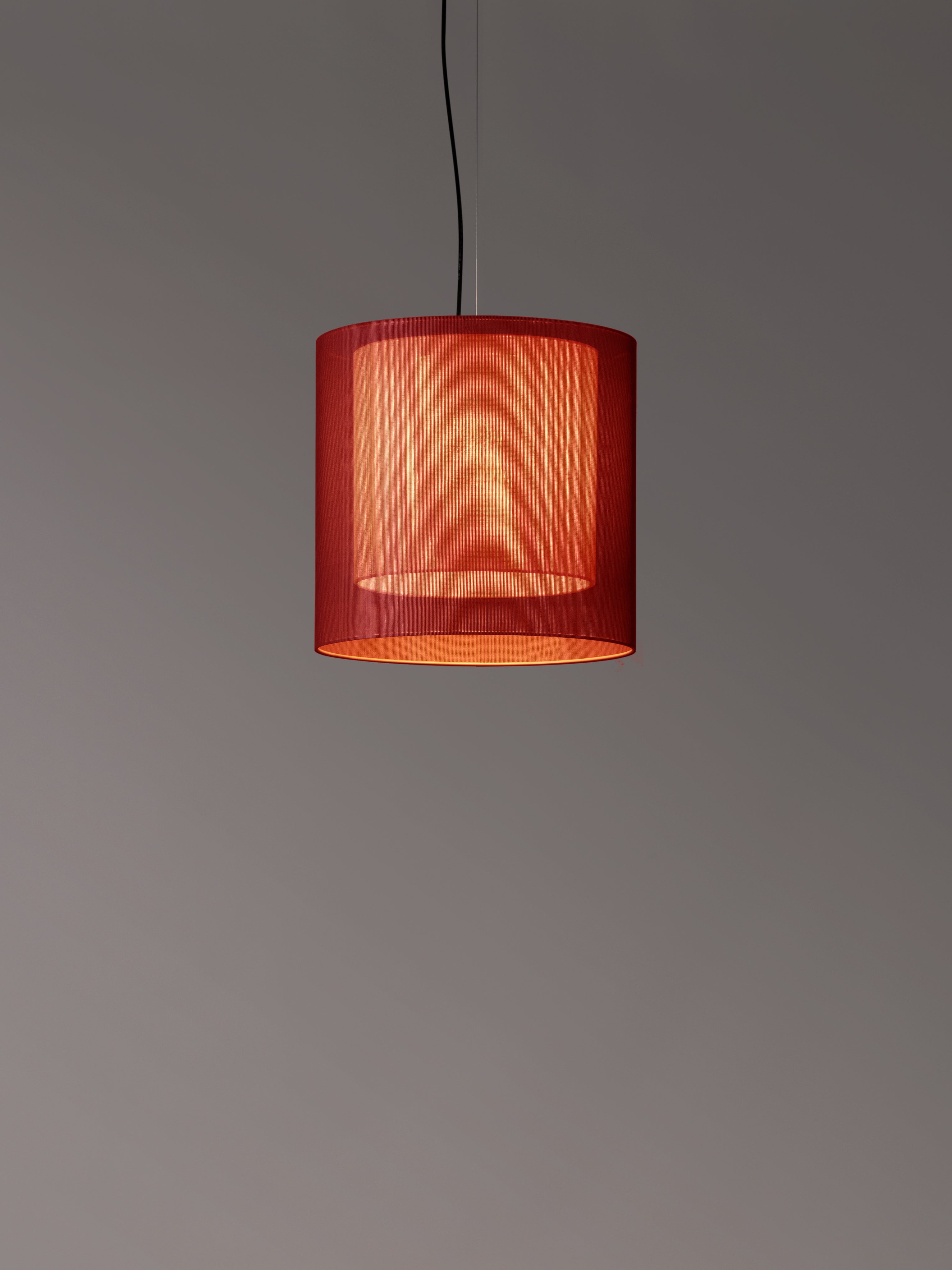 Red and white Moaré MS pendant lamp by Antoni Arola
Dimensions: D 46 x H 45 cm
Materials: Metal, polyester.
Available in other colors and sizes.

Moaré’s multiple combinations of formats and colours make it highly versatile. The series takes
