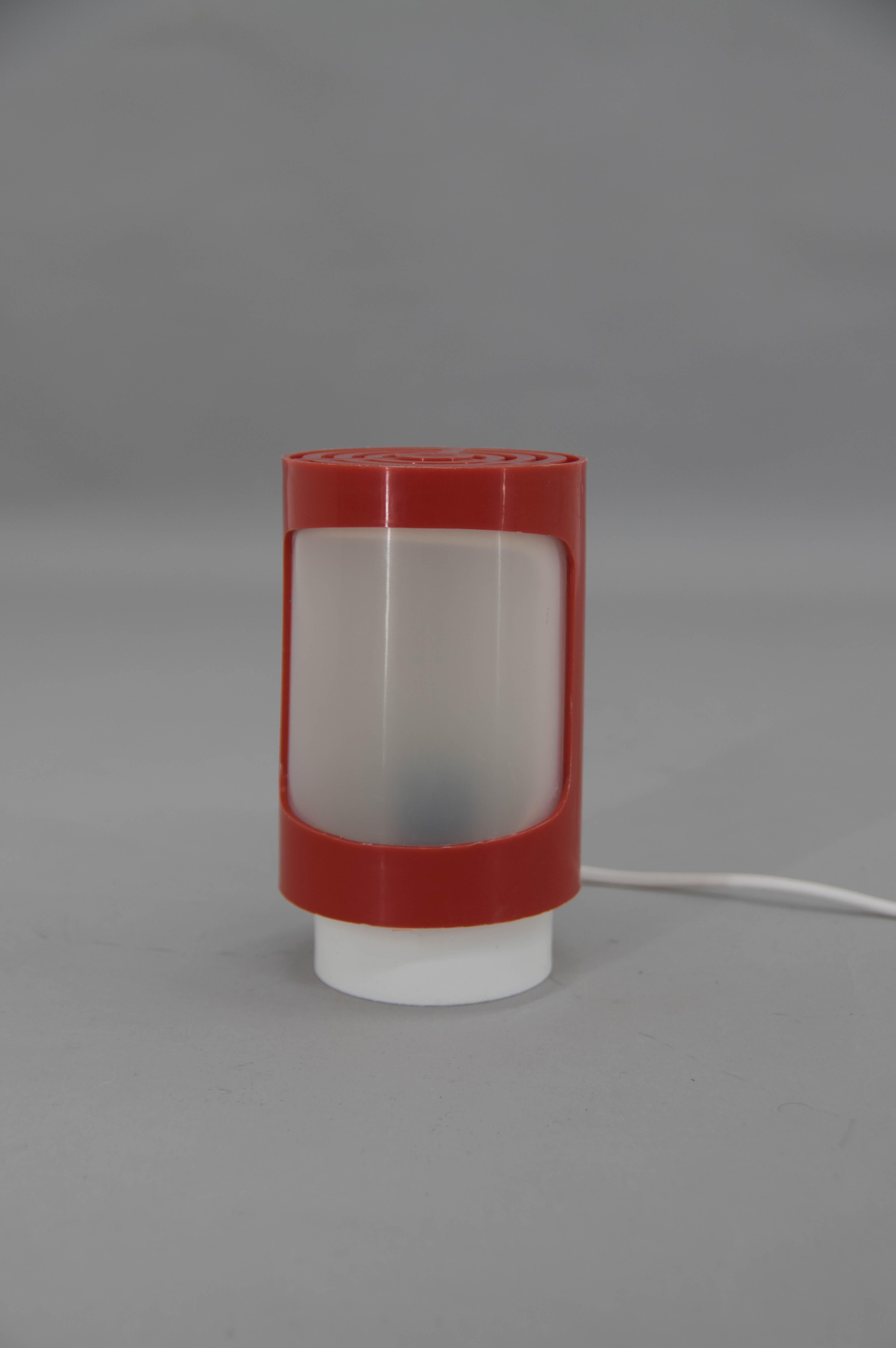 All plastic Space Age table lamp made in 1960s in Czechoslovakia.
1x25W, E12-E14 bulb
US wiring compatible