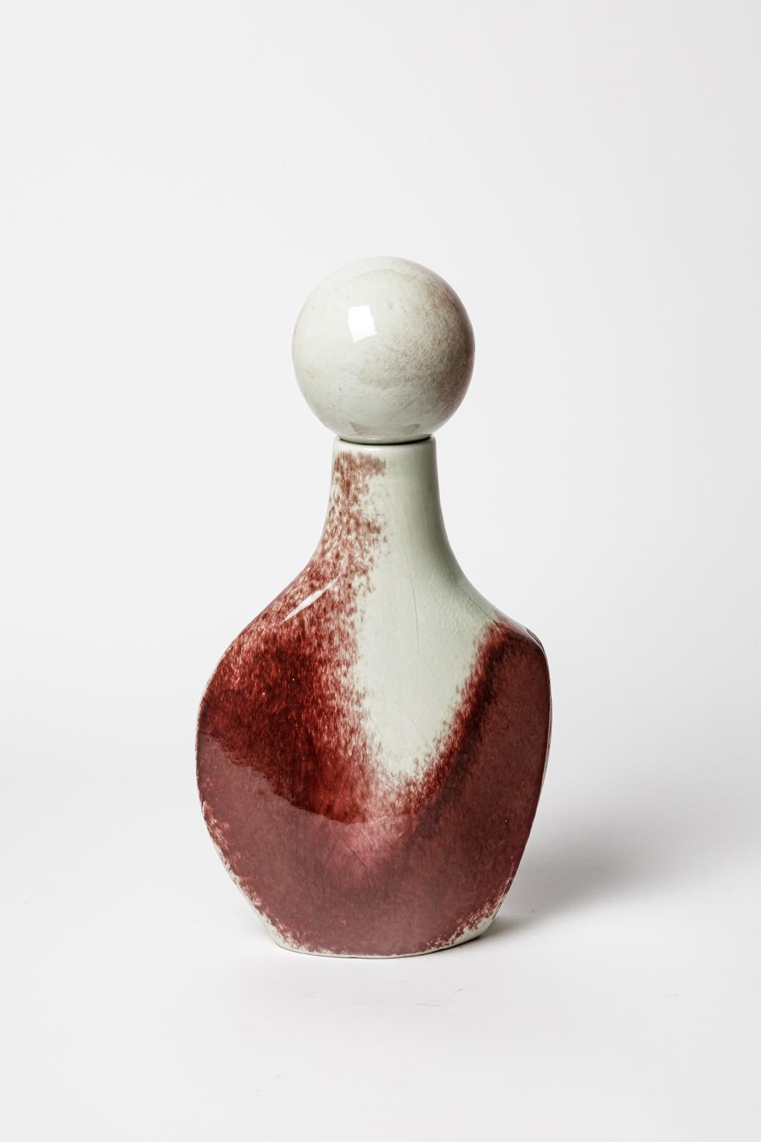 Jacqueline et Tim Orr

Réalisé vers 1970

Grande bouteille ou vase en porcelaine blanche et rouge

Signé

État d'origine du produit

Hauteur 32 cm
Grand 18 cm