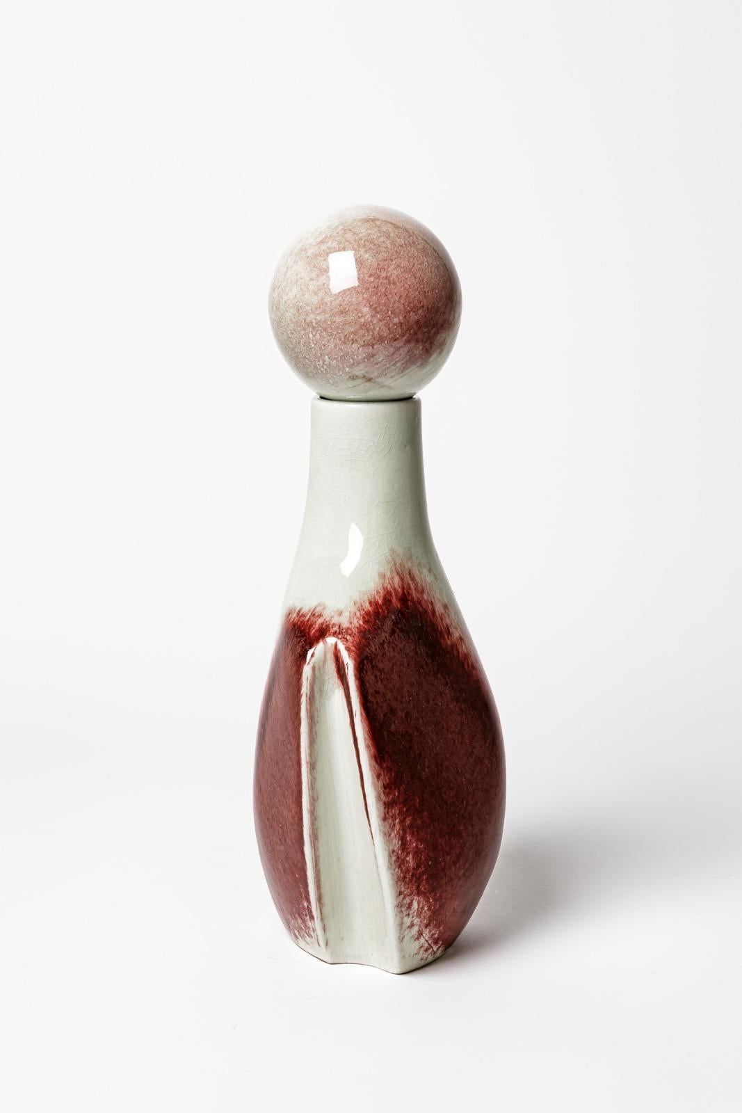 Français Vase ou bouteille en céramique rouge et blanche de Jacqueline et Tim Orr 1970 en vente