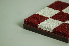 Tablero de Cerámica Porosa Roja y Blanca Tres+Cruces, Piezas de Latón, Borde de Nogal