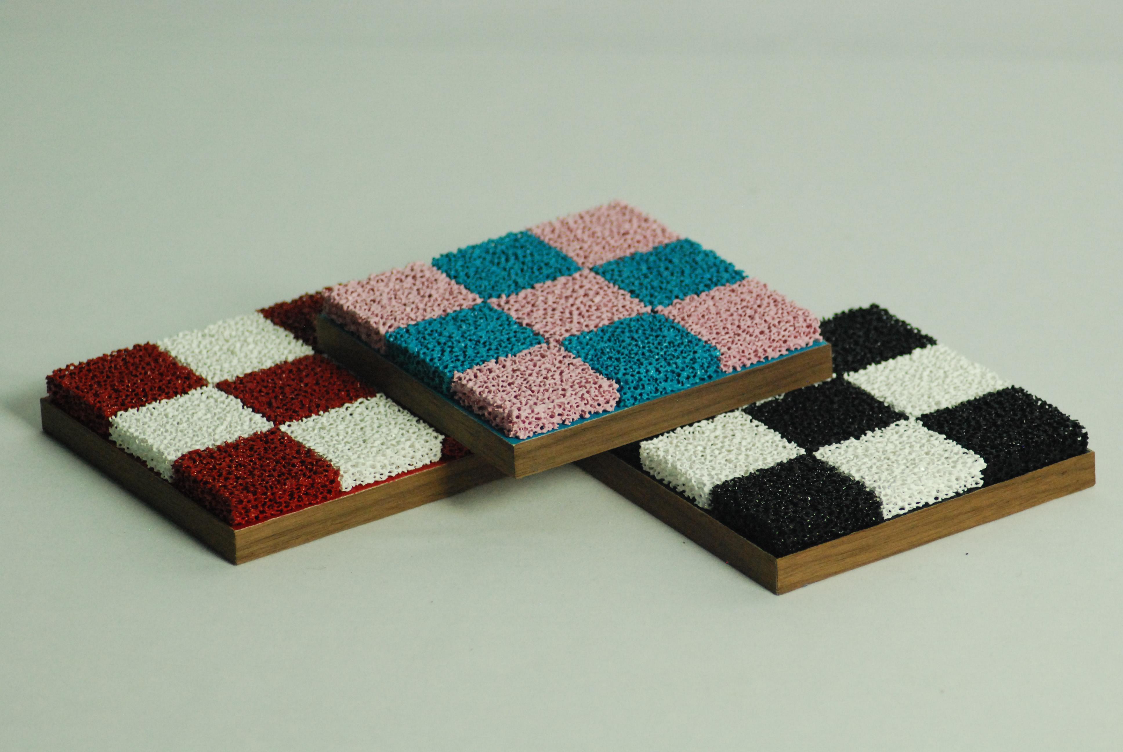 Planche en céramique poreuse rouge et blanche Noughts+Crosses Board, pièces en laiton, bord en noyer en vente 1