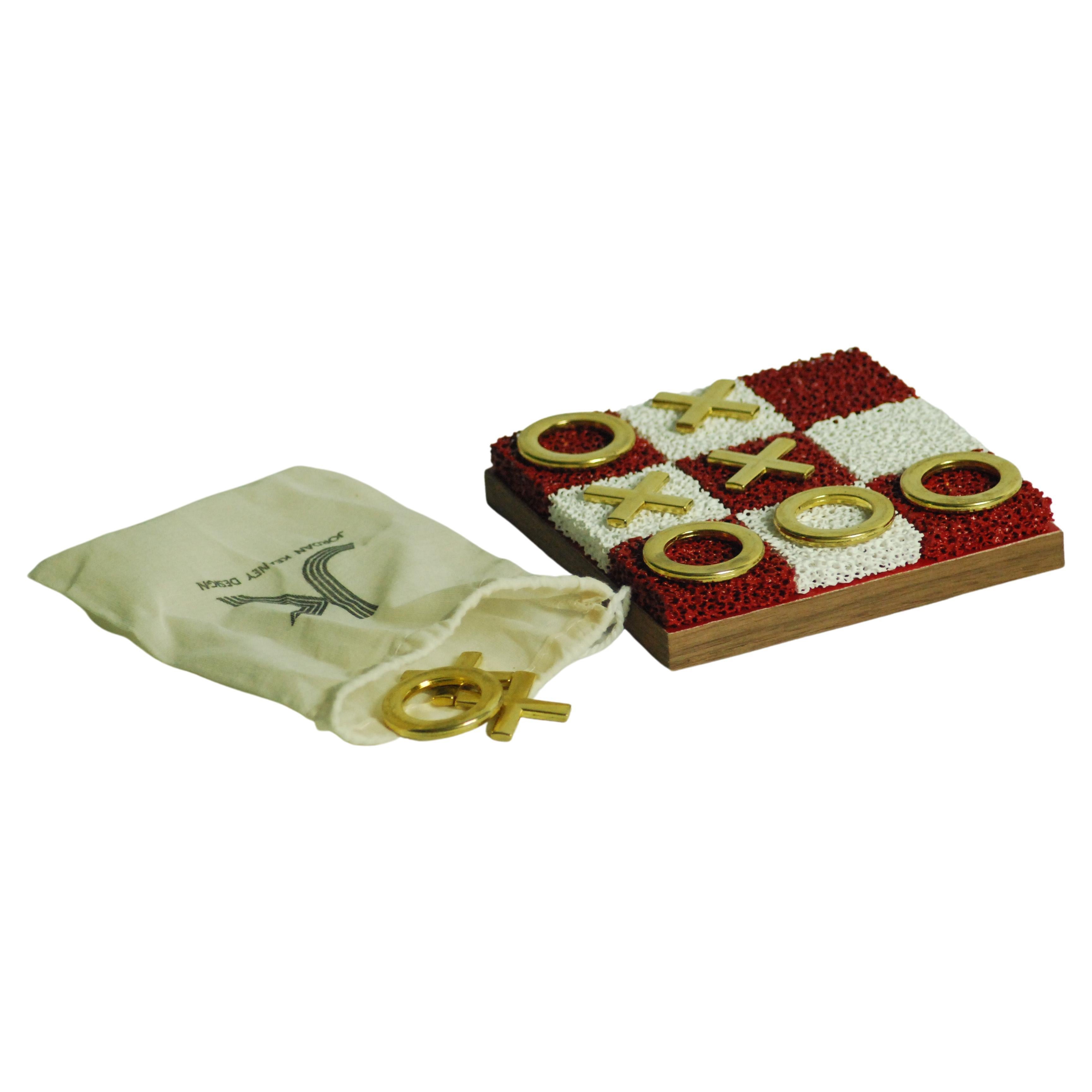 Planche en céramique poreuse rouge et blanche Noughts+Crosses Board, pièces en laiton, bord en noyer en vente