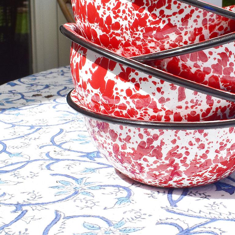 Red and White Splatter Enamelware Metal Bowls, Set of 4 In Good Condition In Oklahoma City, OK