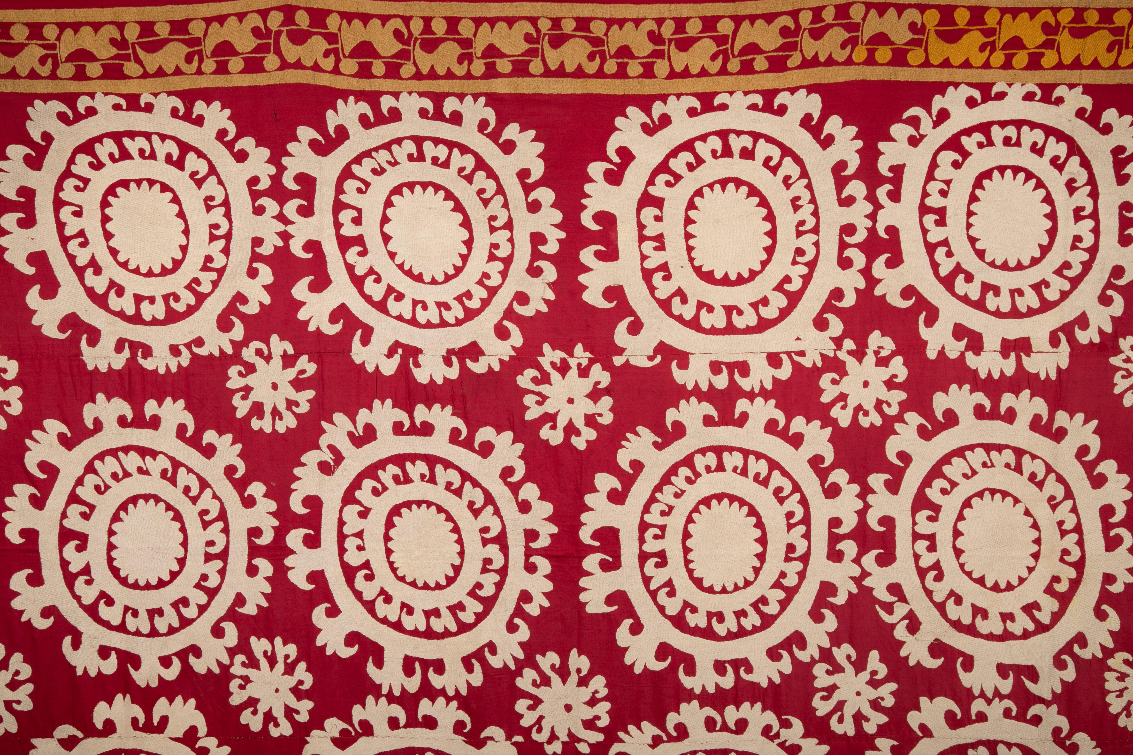 Red and White Suzani from Samarkand, Uzbekistan, Central Asia, 1970s In Good Condition For Sale In Istanbul, TR