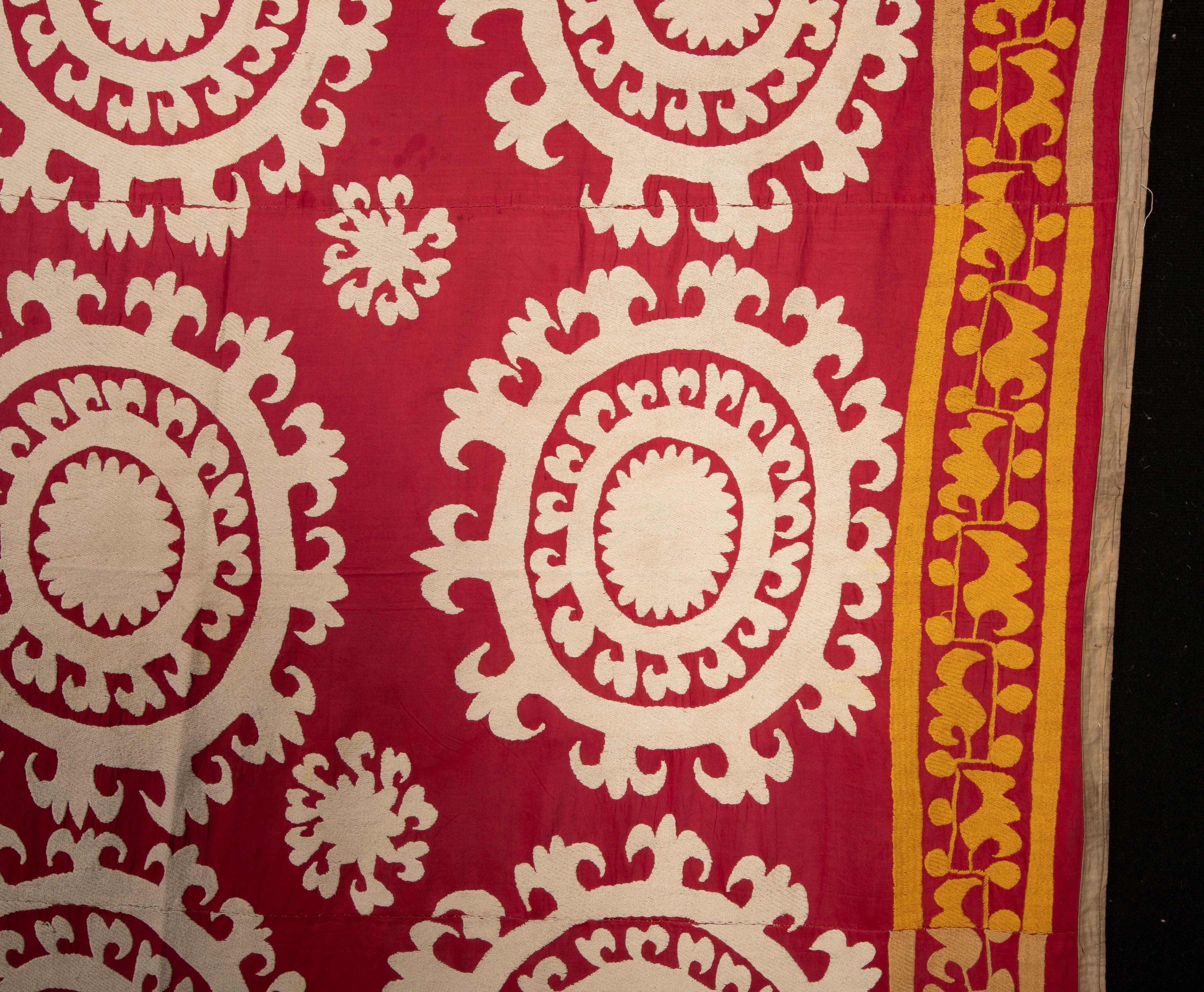 Red and White Suzani from Samarkand, Uzbekistan, Central Asia, 1970s For Sale 1