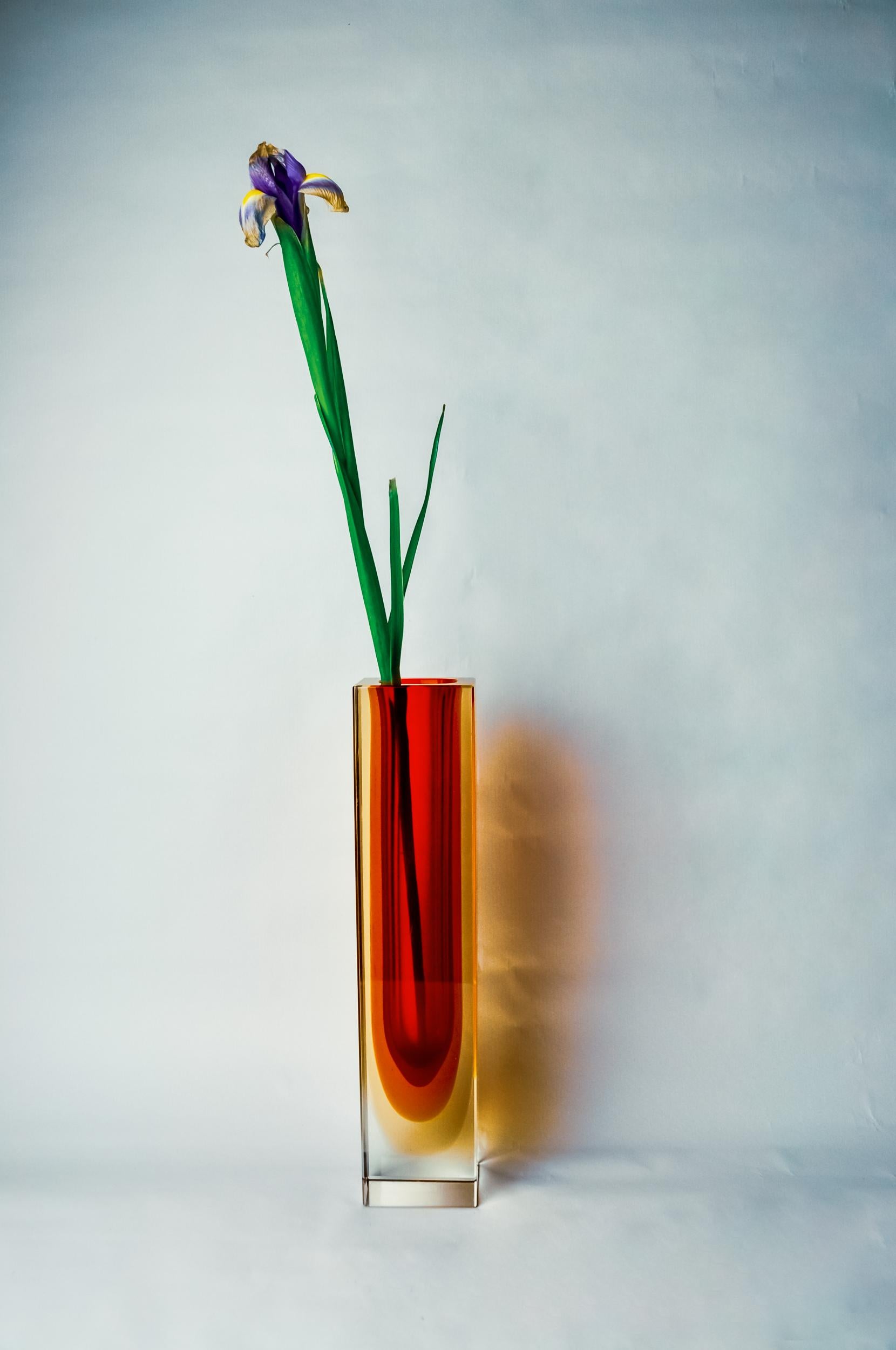 Superbo e grande vaso cubico sommerso rosso e giallo disegnato e prodotto per Seguso a Murano negli anni Settanta. Vetro sfaccettato lavorato a mano con la tecnica del sommerso (sovrapposizione di strati di vetro fuso). Magnifico oggetto da