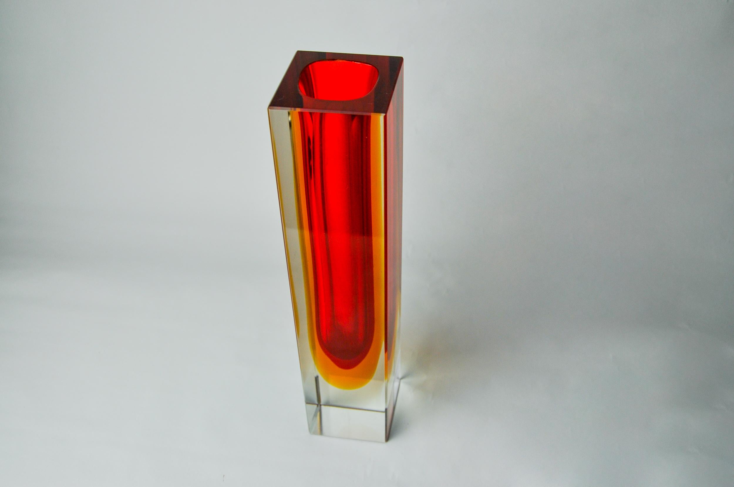 Italiano Vaso Sommerso cubico rosso e giallo di Flavio Poli per Seguso, Murano, 1970 in vendita