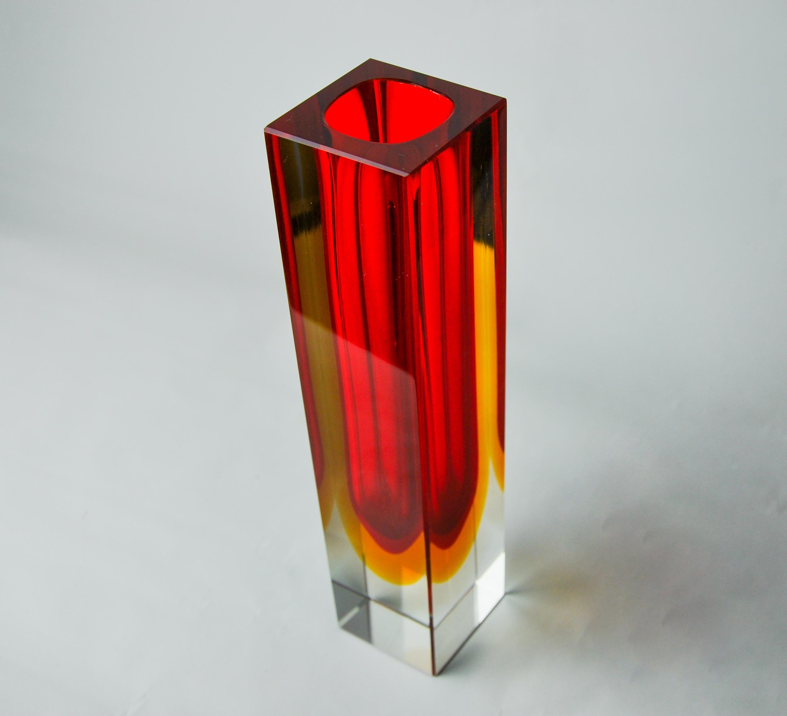 Vaso Sommerso cubico rosso e giallo di Flavio Poli per Seguso, Murano, 1970 In condizioni buone in vendita a BARCELONA, ES