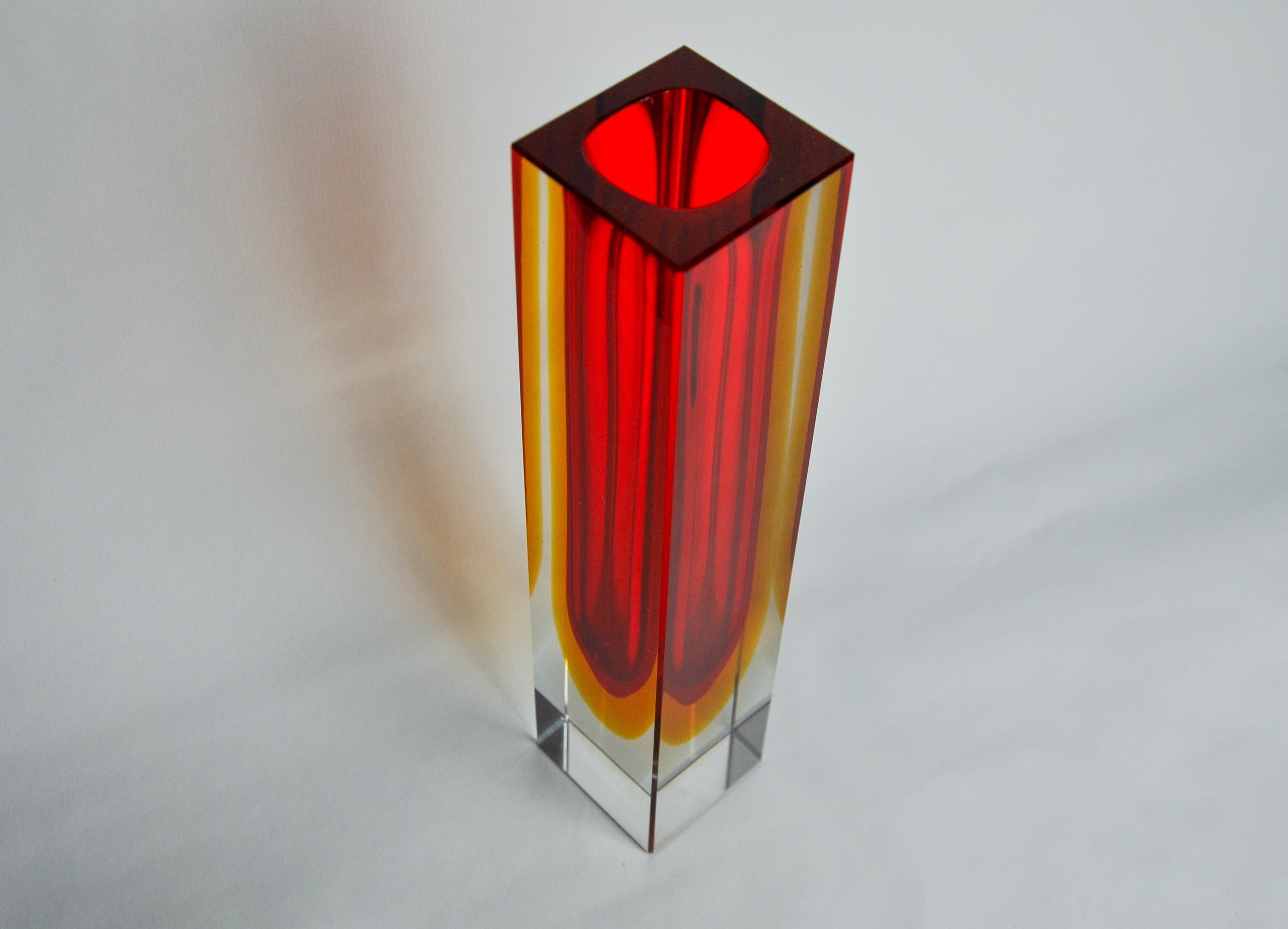 Fine XX secolo Vaso Sommerso cubico rosso e giallo di Flavio Poli per Seguso, Murano, 1970 in vendita