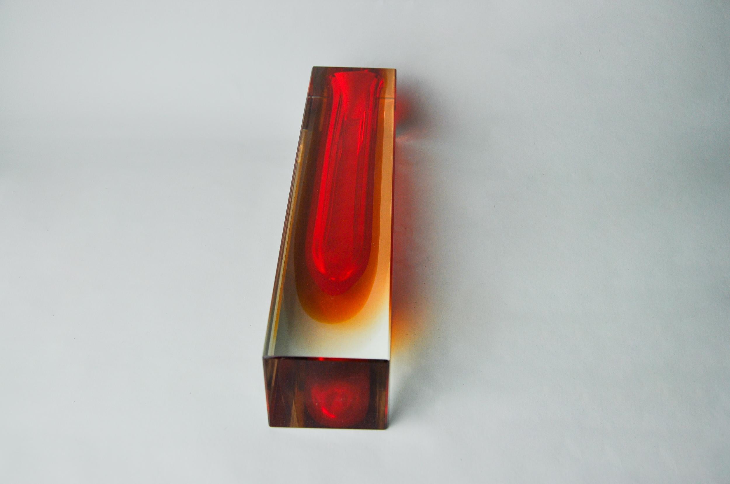 Cristallo Vaso Sommerso cubico rosso e giallo di Flavio Poli per Seguso, Murano, 1970 in vendita