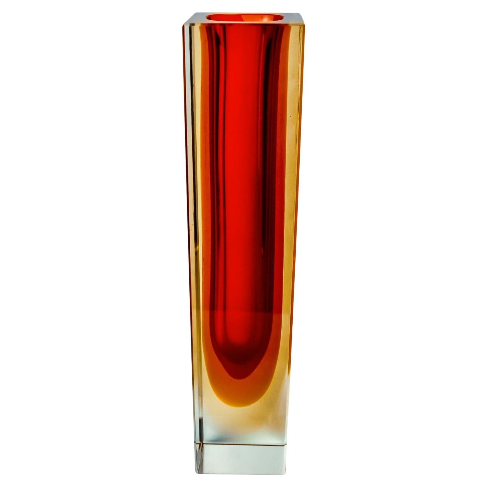 Vaso Sommerso cubico rosso e giallo di Flavio Poli per Seguso, Murano, 1970 in vendita