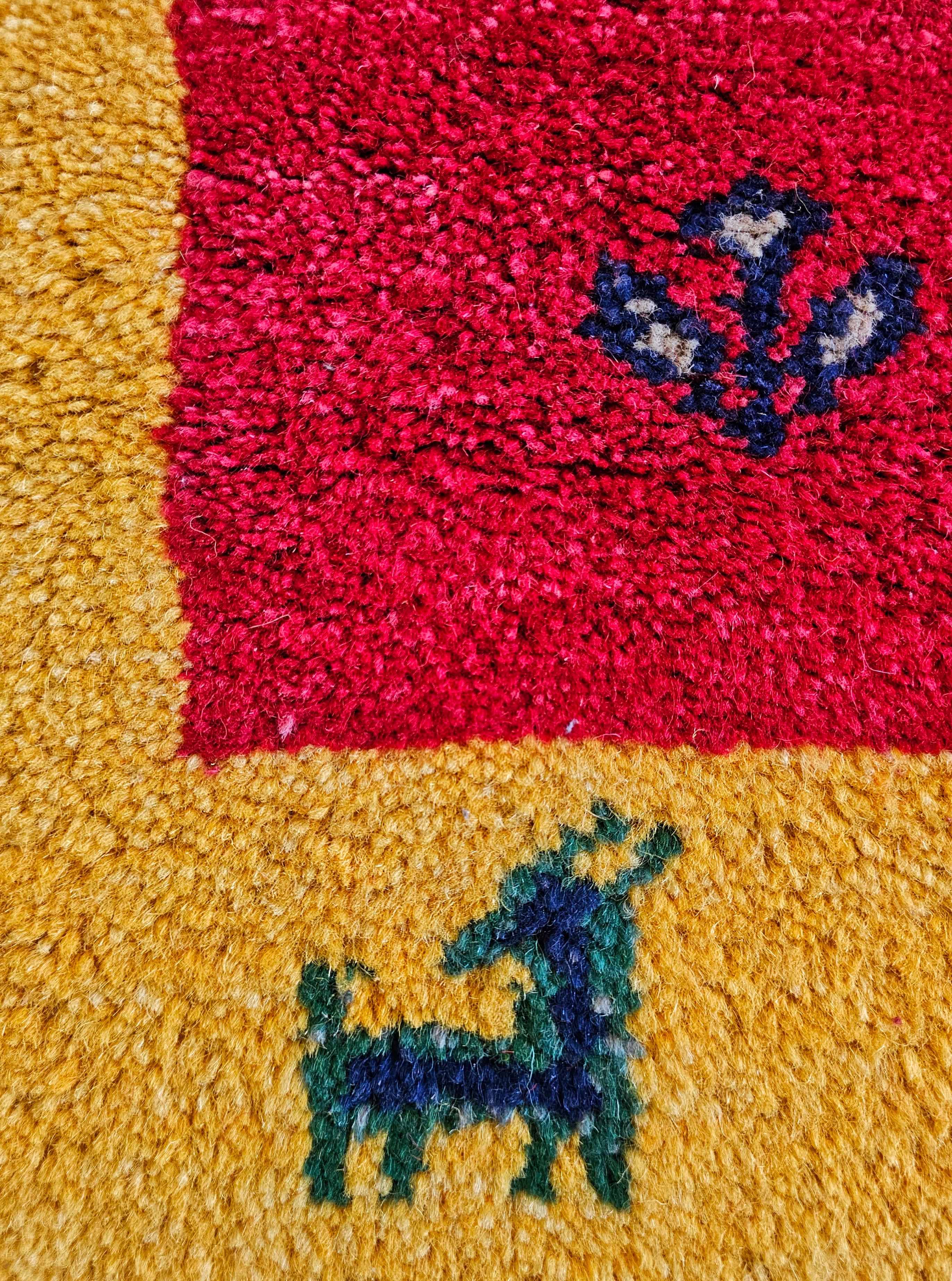 Roter und gelber handgeknüpfter Gabbeh-Teppich, 100% Wolle Iran 1970er Jahre (Stammeskunst) im Angebot