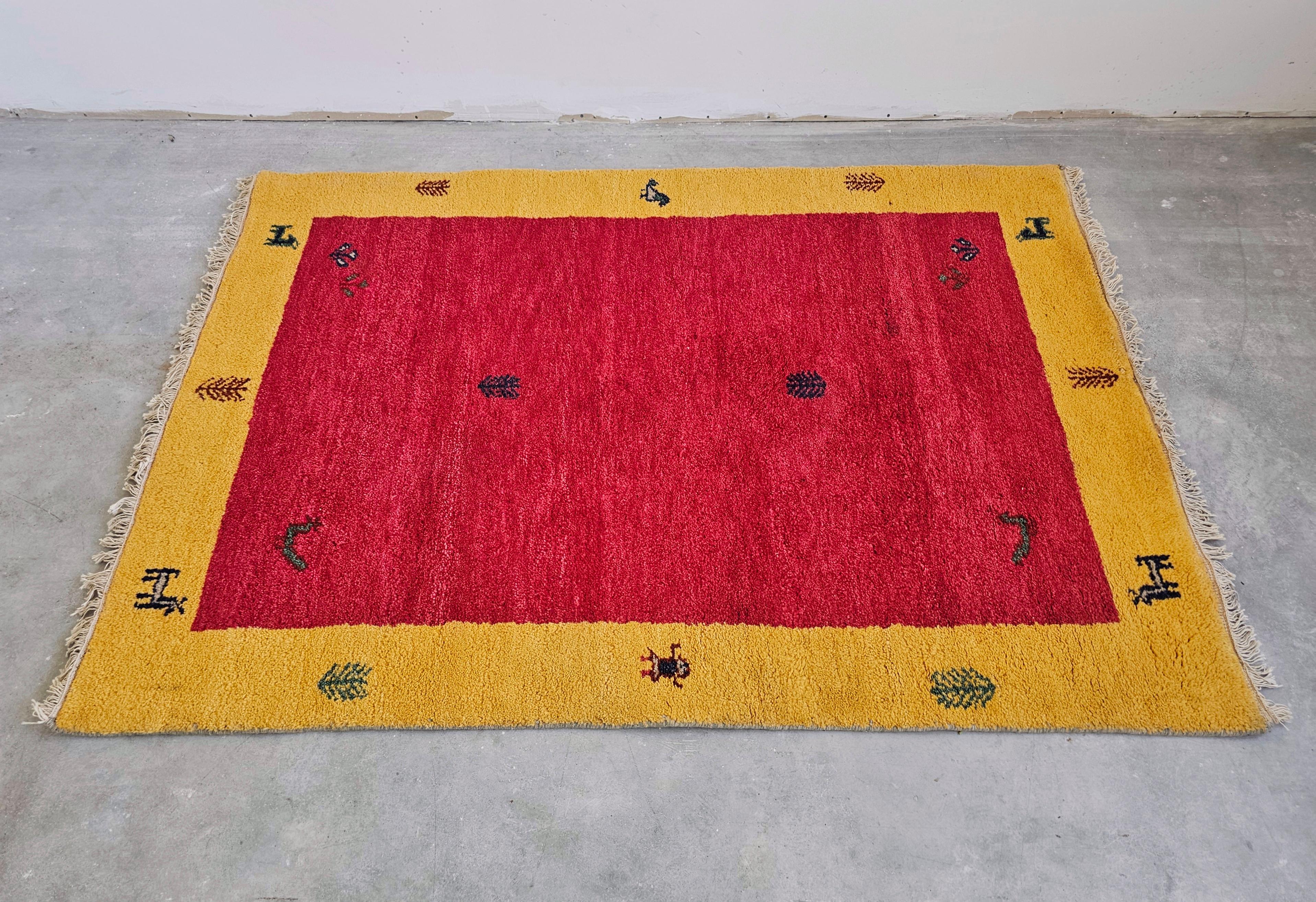 Roter und gelber handgeknüpfter Gabbeh-Teppich, 100% Wolle Iran 1970er Jahre (Persisch) im Angebot