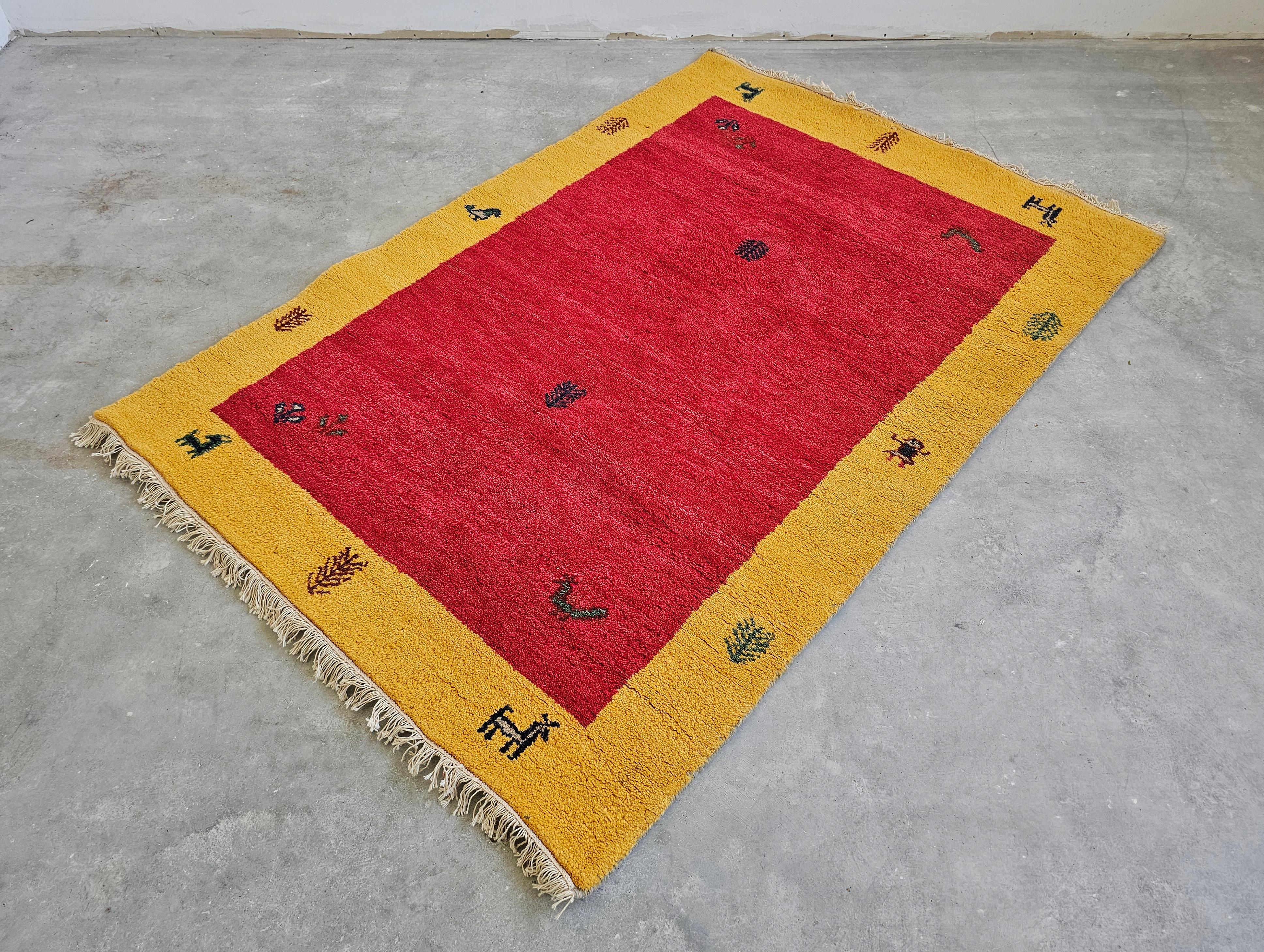 Roter und gelber handgeknüpfter Gabbeh-Teppich, 100% Wolle Iran 1970er Jahre im Angebot 1