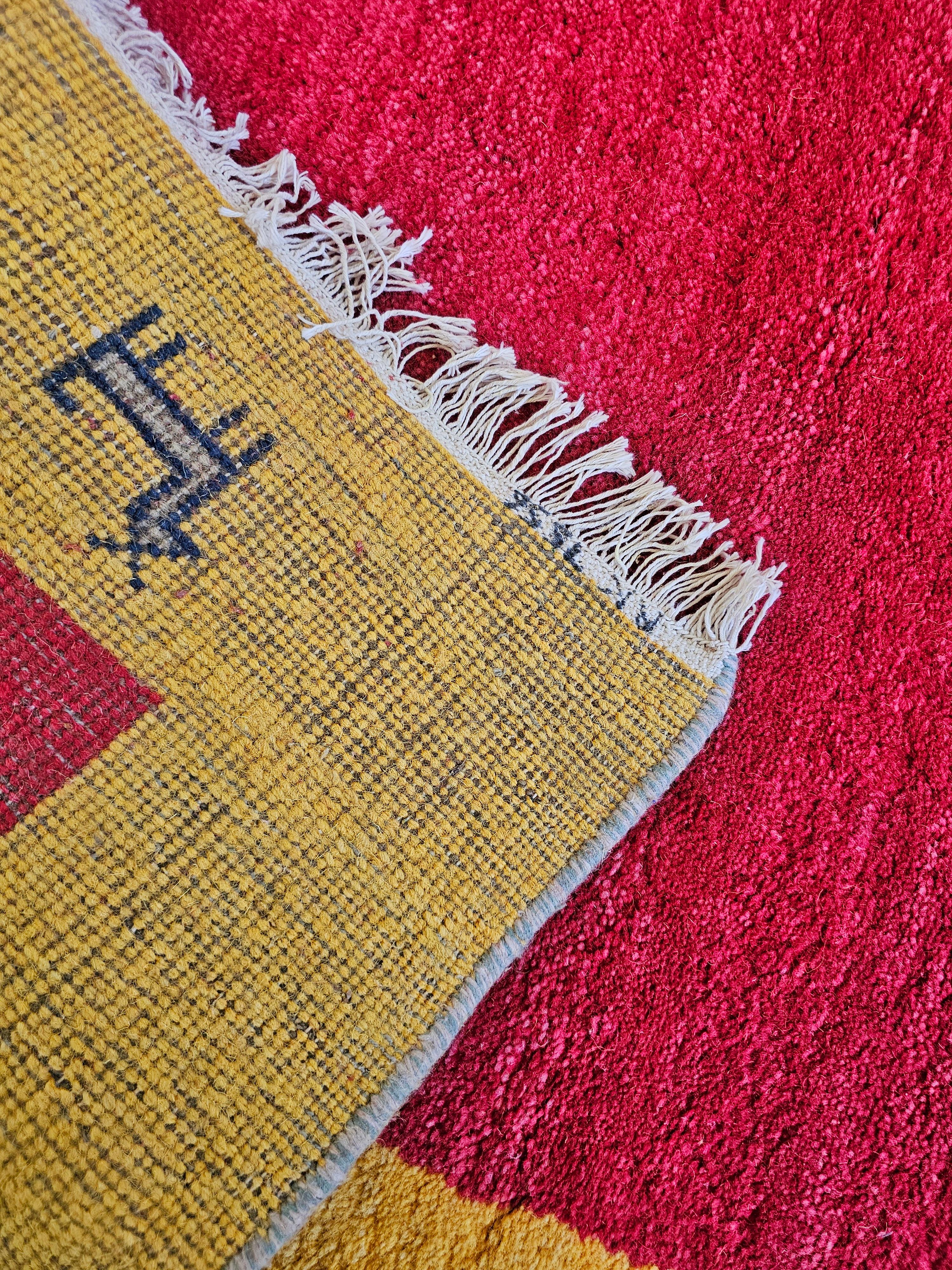 Roter und gelber handgeknüpfter Gabbeh-Teppich, 100% Wolle Iran 1970er Jahre im Angebot 3